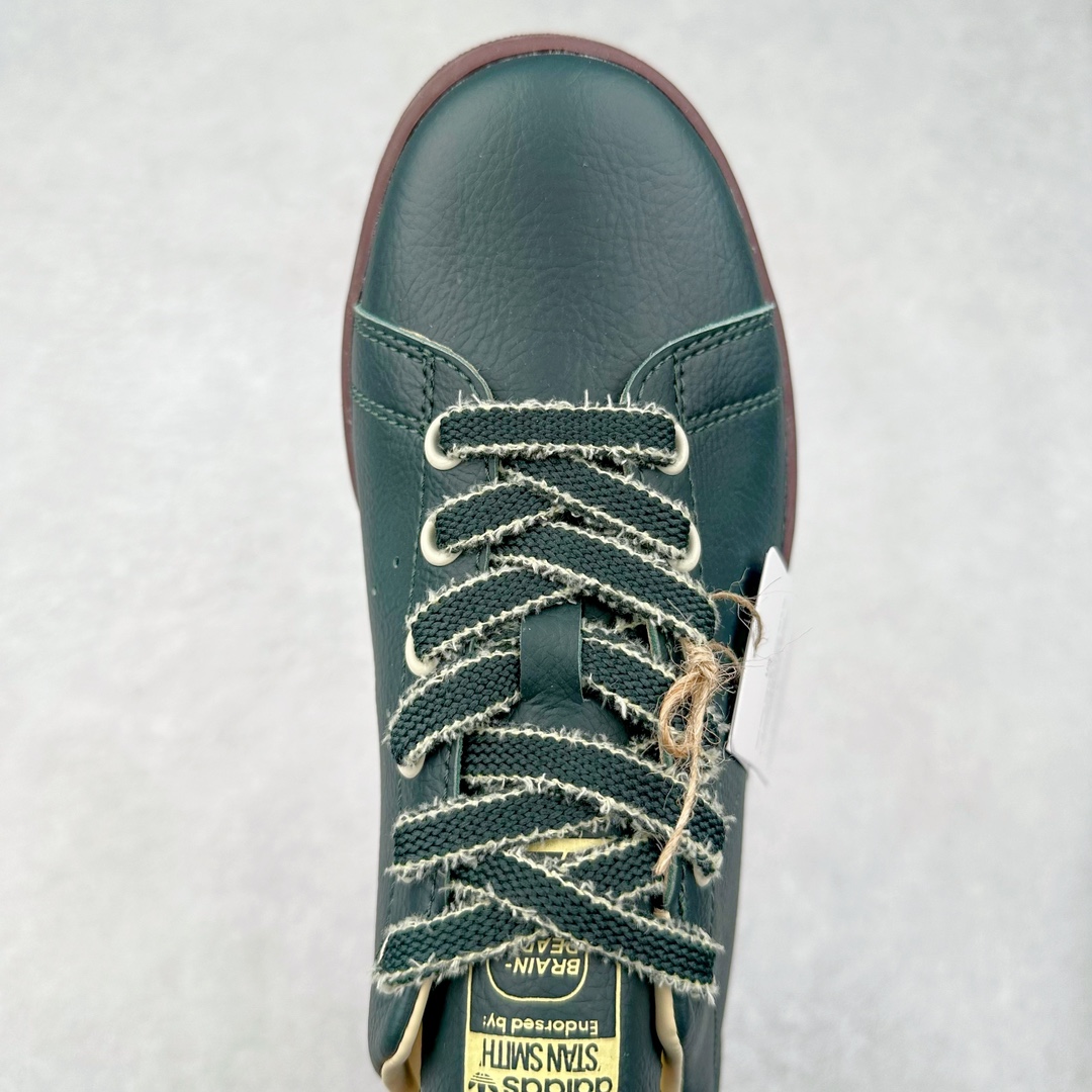 图片[4]-Brain Dead x AD originals STAN SMITH 史密斯时尚舒适耐磨低帮板鞋 男女同款 脑死亡联名墨绿蓝 IH3433 此番依旧以阿迪经典的网球鞋型Stan Smith为蓝本，向传奇温布尔登冠军致敬。Brain Dead主理人Kyle Ng再次开晒，率先亮相的是一双纯白皮革搭配橡胶外底配色，鞋舌处印有灰色的\\\”adidas Stan Smith\\\”以及\\\”Brain Dead\\\”脑死亡经典头像，鞋带孔则以蓝色呈现，颜值不低。另一双浅粉色版本实物完整曝光，整体以粉色搭配深棕色大底，鞋带处抓毛做旧的设计辨识度拉满，后跟采用绿色翻毛材质打造。尺码：36 36.5 37.5 38 38.5 39 40 40.5 41 42 42.5 43 44 44.5 45-选品中心