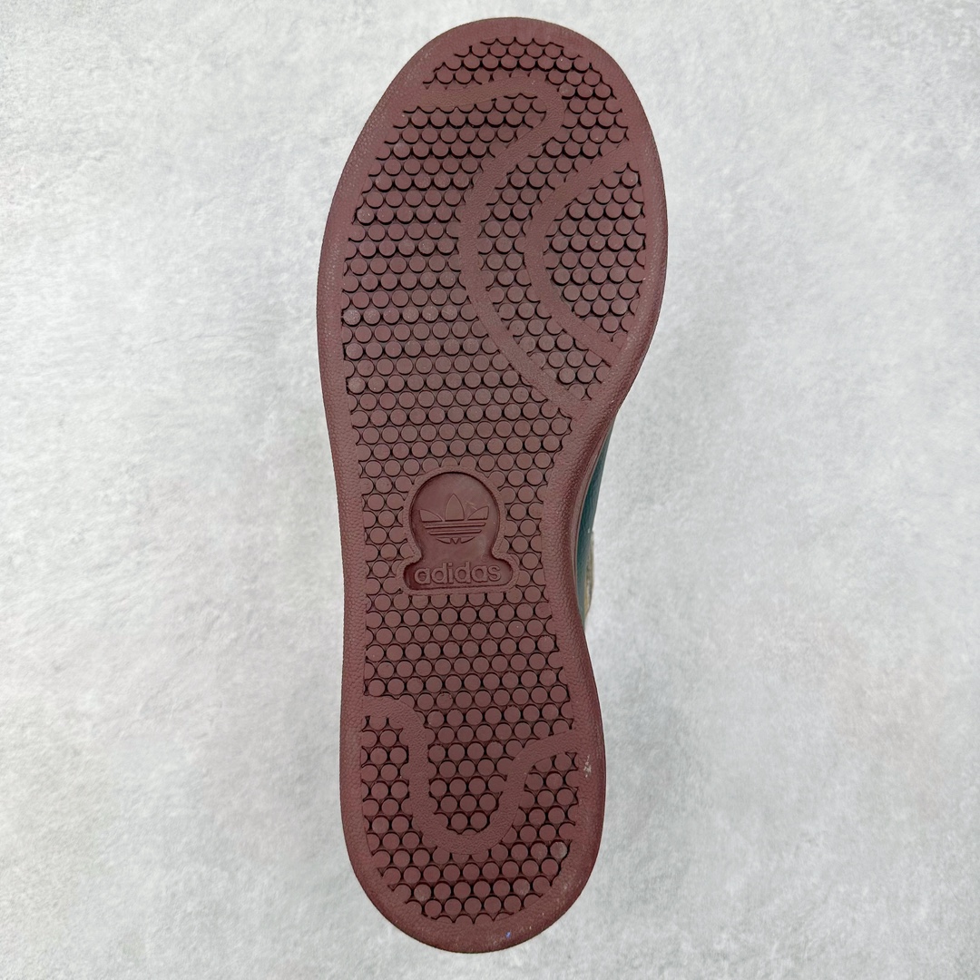 图片[9]-Brain Dead x AD originals STAN SMITH 史密斯时尚舒适耐磨低帮板鞋 男女同款 脑死亡联名墨绿蓝 IH3433 此番依旧以阿迪经典的网球鞋型Stan Smith为蓝本，向传奇温布尔登冠军致敬。Brain Dead主理人Kyle Ng再次开晒，率先亮相的是一双纯白皮革搭配橡胶外底配色，鞋舌处印有灰色的\\\”adidas Stan Smith\\\”以及\\\”Brain Dead\\\”脑死亡经典头像，鞋带孔则以蓝色呈现，颜值不低。另一双浅粉色版本实物完整曝光，整体以粉色搭配深棕色大底，鞋带处抓毛做旧的设计辨识度拉满，后跟采用绿色翻毛材质打造。尺码：36 36.5 37.5 38 38.5 39 40 40.5 41 42 42.5 43 44 44.5 45-选品中心