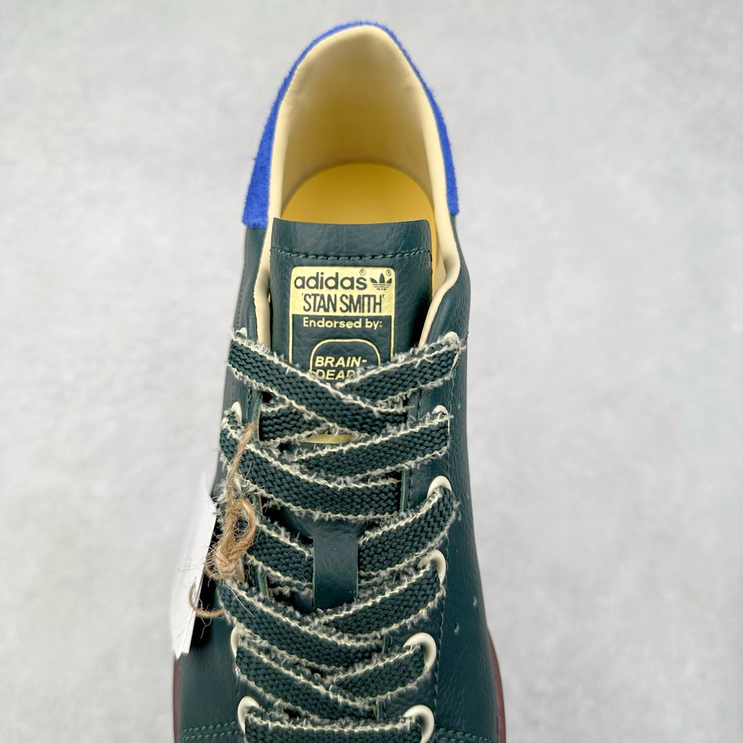 图片[5]-Brain Dead x AD originals STAN SMITH 史密斯时尚舒适耐磨低帮板鞋 男女同款 脑死亡联名墨绿蓝 IH3433 此番依旧以阿迪经典的网球鞋型Stan Smith为蓝本，向传奇温布尔登冠军致敬。Brain Dead主理人Kyle Ng再次开晒，率先亮相的是一双纯白皮革搭配橡胶外底配色，鞋舌处印有灰色的\\\”adidas Stan Smith\\\”以及\\\”Brain Dead\\\”脑死亡经典头像，鞋带孔则以蓝色呈现，颜值不低。另一双浅粉色版本实物完整曝光，整体以粉色搭配深棕色大底，鞋带处抓毛做旧的设计辨识度拉满，后跟采用绿色翻毛材质打造。尺码：36 36.5 37.5 38 38.5 39 40 40.5 41 42 42.5 43 44 44.5 45-选品中心
