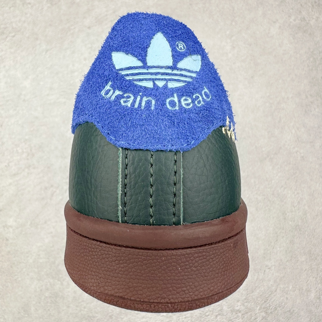 图片[8]-Brain Dead x AD originals STAN SMITH 史密斯时尚舒适耐磨低帮板鞋 男女同款 脑死亡联名墨绿蓝 IH3433 此番依旧以阿迪经典的网球鞋型Stan Smith为蓝本，向传奇温布尔登冠军致敬。Brain Dead主理人Kyle Ng再次开晒，率先亮相的是一双纯白皮革搭配橡胶外底配色，鞋舌处印有灰色的\\\”adidas Stan Smith\\\”以及\\\”Brain Dead\\\”脑死亡经典头像，鞋带孔则以蓝色呈现，颜值不低。另一双浅粉色版本实物完整曝光，整体以粉色搭配深棕色大底，鞋带处抓毛做旧的设计辨识度拉满，后跟采用绿色翻毛材质打造。尺码：36 36.5 37.5 38 38.5 39 40 40.5 41 42 42.5 43 44 44.5 45-选品中心