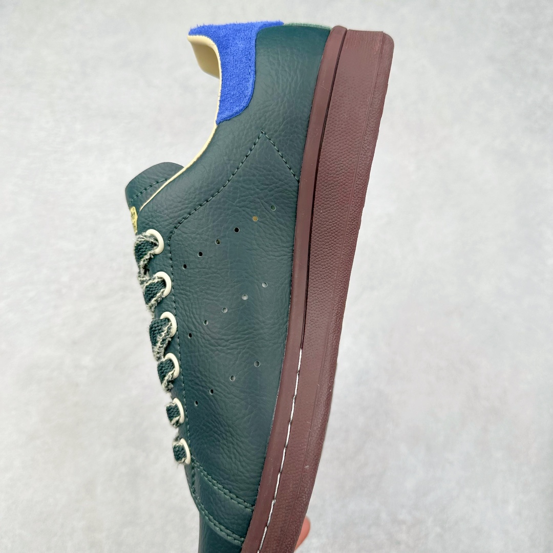 图片[7]-Brain Dead x AD originals STAN SMITH 史密斯时尚舒适耐磨低帮板鞋 男女同款 脑死亡联名墨绿蓝 IH3433 此番依旧以阿迪经典的网球鞋型Stan Smith为蓝本，向传奇温布尔登冠军致敬。Brain Dead主理人Kyle Ng再次开晒，率先亮相的是一双纯白皮革搭配橡胶外底配色，鞋舌处印有灰色的\\\”adidas Stan Smith\\\”以及\\\”Brain Dead\\\”脑死亡经典头像，鞋带孔则以蓝色呈现，颜值不低。另一双浅粉色版本实物完整曝光，整体以粉色搭配深棕色大底，鞋带处抓毛做旧的设计辨识度拉满，后跟采用绿色翻毛材质打造。尺码：36 36.5 37.5 38 38.5 39 40 40.5 41 42 42.5 43 44 44.5 45-选品中心