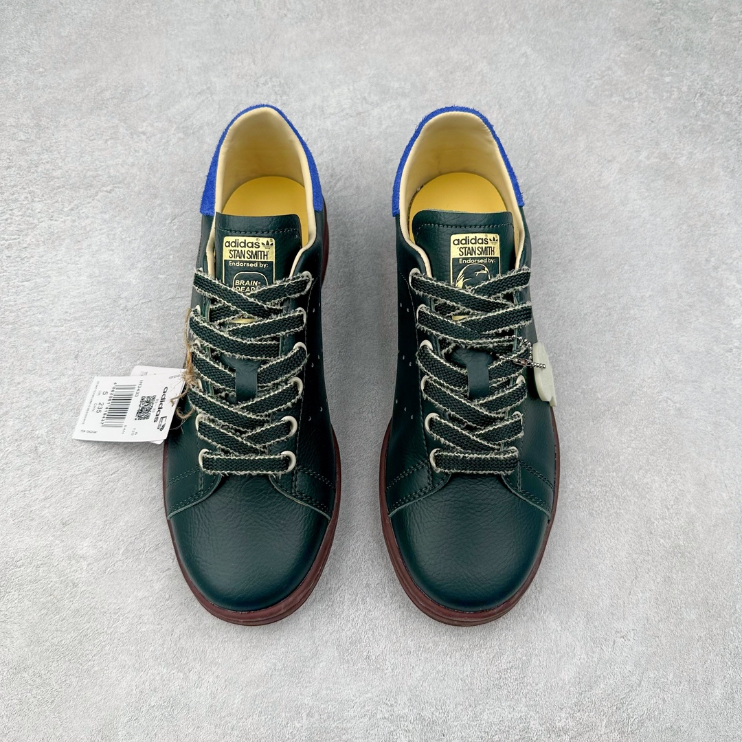 图片[2]-Brain Dead x AD originals STAN SMITH 史密斯时尚舒适耐磨低帮板鞋 男女同款 脑死亡联名墨绿蓝 IH3433 此番依旧以阿迪经典的网球鞋型Stan Smith为蓝本，向传奇温布尔登冠军致敬。Brain Dead主理人Kyle Ng再次开晒，率先亮相的是一双纯白皮革搭配橡胶外底配色，鞋舌处印有灰色的\\\”adidas Stan Smith\\\”以及\\\”Brain Dead\\\”脑死亡经典头像，鞋带孔则以蓝色呈现，颜值不低。另一双浅粉色版本实物完整曝光，整体以粉色搭配深棕色大底，鞋带处抓毛做旧的设计辨识度拉满，后跟采用绿色翻毛材质打造。尺码：36 36.5 37.5 38 38.5 39 40 40.5 41 42 42.5 43 44 44.5 45-选品中心
