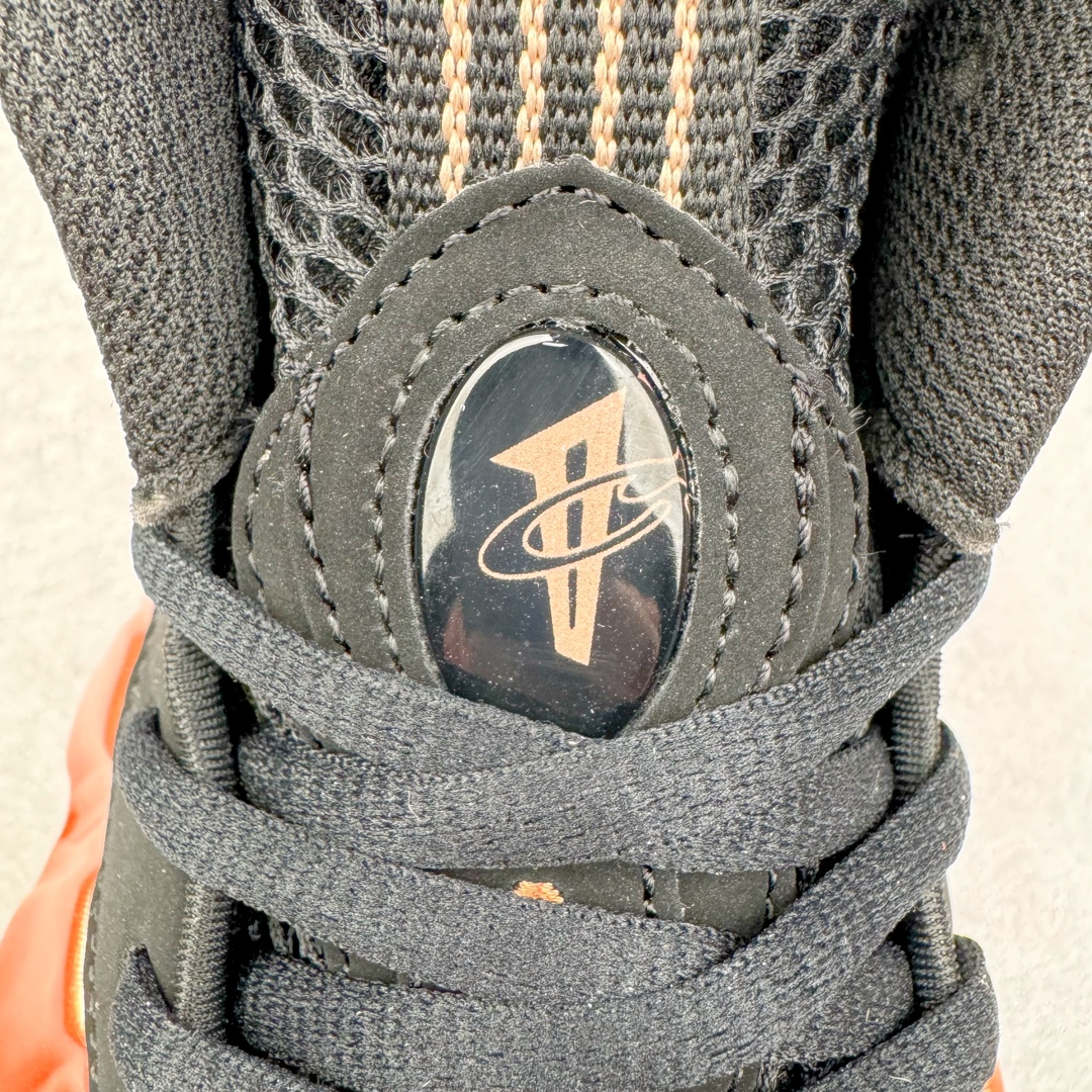 图片[15]-NK Air Foamposite One 新铜喷2024 FZ9902-001 莞产原底面 公司渠道同模具 鞋型发泡360度无死角 双层Zoom气垫植入 中底完美注胶 搭载原厂碳纤维材质 诞生于1997年的NK Air Foamposite系列可以说是整个球鞋历史上最为经典的系列之一 也就是我们常说的“喷”和“泡” 其中“喷”由Foamposite One代言人Penny的英文音译而来 而“泡”则来源于另一款鞋型 Foamposite Pro中\\\”pro\\\”的音译 在诞生初期 由于高昂的造价以及超前的外形 Foamposite系列的反对者不在少数 甚至有人认为这款鞋会毁掉整个球鞋行业 但事实证明这双灵感来自于甲虫 自带“黑科技”鞋面以及双层Zoom+大块碳板的太空球鞋不仅受到了大众的接受与追捧 并且成功的影响了篮球鞋的发展 尺码：38.5 39 40 40.5 41 42 42.5 43 44 44.5 45 46-选品中心