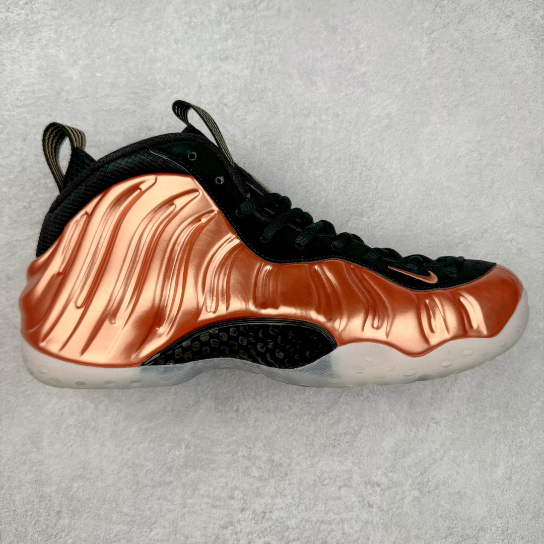 NK Air Foamposite One 新铜喷2024 FZ9902-001 莞产原底面 公司渠道同模具 鞋型发泡360度无死角 双层Zoom气垫植入 中底完美注胶 搭载原厂碳纤维材质 诞生于1997年的NK Air Foamposite系列可以说是整个球鞋历史上最为经典的系列之一 也就是我们常说的“喷”和“泡” 其中“喷”由Foamposite One代言人Penny的英文音译而来 而“泡”则来源于另一款鞋型 Foamposite Pro中\\\”pro\\\”的音译 在诞生初期 由于高昂的造价以及超前的外形 Foamposite系列的反对者不在少数 甚至有人认为这款鞋会毁掉整个球鞋行业 但事实证明这双灵感来自于甲虫 自带“黑科技”鞋面以及双层Zoom+大块碳板的太空球鞋不仅受到了大众的接受与追捧 并且成功的影响了篮球鞋的发展 尺码：38.5 39 40 40.5 41 42 42.5 43 44 44.5 45 46-选品中心
