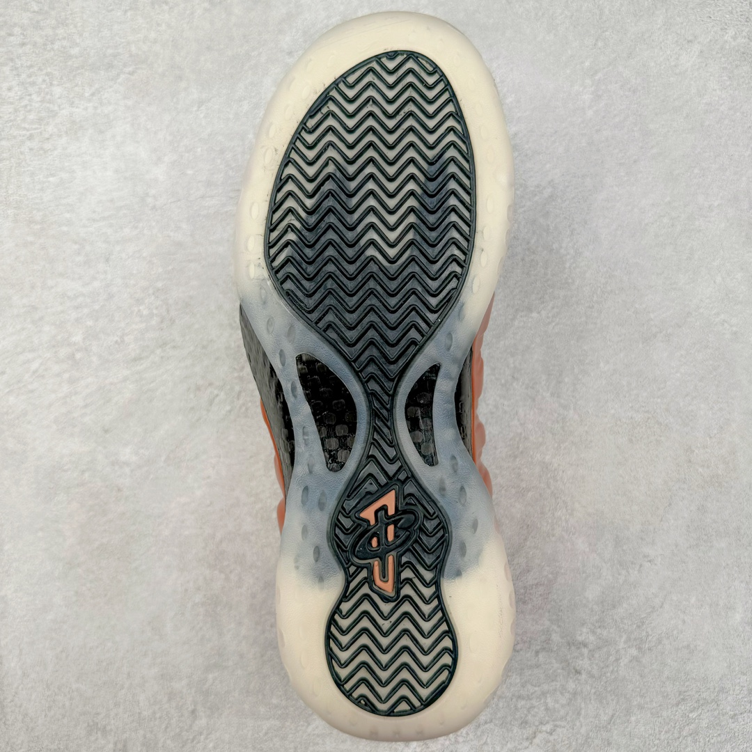 图片[9]-NK Air Foamposite One 新铜喷2024 FZ9902-001 莞产原底面 公司渠道同模具 鞋型发泡360度无死角 双层Zoom气垫植入 中底完美注胶 搭载原厂碳纤维材质 诞生于1997年的NK Air Foamposite系列可以说是整个球鞋历史上最为经典的系列之一 也就是我们常说的“喷”和“泡” 其中“喷”由Foamposite One代言人Penny的英文音译而来 而“泡”则来源于另一款鞋型 Foamposite Pro中\\\”pro\\\”的音译 在诞生初期 由于高昂的造价以及超前的外形 Foamposite系列的反对者不在少数 甚至有人认为这款鞋会毁掉整个球鞋行业 但事实证明这双灵感来自于甲虫 自带“黑科技”鞋面以及双层Zoom+大块碳板的太空球鞋不仅受到了大众的接受与追捧 并且成功的影响了篮球鞋的发展 尺码：38.5 39 40 40.5 41 42 42.5 43 44 44.5 45 46-选品中心