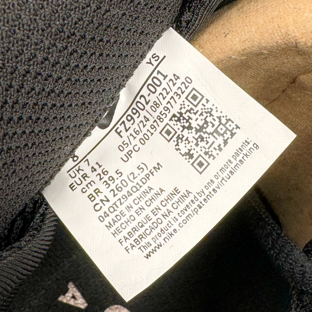 图片[12]-NK Air Foamposite One 新铜喷2024 FZ9902-001 莞产原底面 公司渠道同模具 鞋型发泡360度无死角 双层Zoom气垫植入 中底完美注胶 搭载原厂碳纤维材质 诞生于1997年的NK Air Foamposite系列可以说是整个球鞋历史上最为经典的系列之一 也就是我们常说的“喷”和“泡” 其中“喷”由Foamposite One代言人Penny的英文音译而来 而“泡”则来源于另一款鞋型 Foamposite Pro中\\\”pro\\\”的音译 在诞生初期 由于高昂的造价以及超前的外形 Foamposite系列的反对者不在少数 甚至有人认为这款鞋会毁掉整个球鞋行业 但事实证明这双灵感来自于甲虫 自带“黑科技”鞋面以及双层Zoom+大块碳板的太空球鞋不仅受到了大众的接受与追捧 并且成功的影响了篮球鞋的发展 尺码：38.5 39 40 40.5 41 42 42.5 43 44 44.5 45 46-选品中心