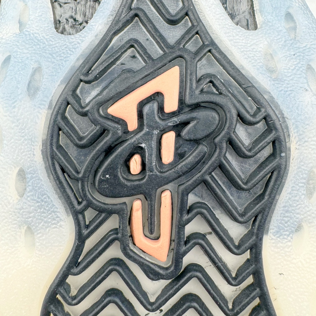 图片[20]-NK Air Foamposite One 新铜喷2024 FZ9902-001 莞产原底面 公司渠道同模具 鞋型发泡360度无死角 双层Zoom气垫植入 中底完美注胶 搭载原厂碳纤维材质 诞生于1997年的NK Air Foamposite系列可以说是整个球鞋历史上最为经典的系列之一 也就是我们常说的“喷”和“泡” 其中“喷”由Foamposite One代言人Penny的英文音译而来 而“泡”则来源于另一款鞋型 Foamposite Pro中\\\”pro\\\”的音译 在诞生初期 由于高昂的造价以及超前的外形 Foamposite系列的反对者不在少数 甚至有人认为这款鞋会毁掉整个球鞋行业 但事实证明这双灵感来自于甲虫 自带“黑科技”鞋面以及双层Zoom+大块碳板的太空球鞋不仅受到了大众的接受与追捧 并且成功的影响了篮球鞋的发展 尺码：38.5 39 40 40.5 41 42 42.5 43 44 44.5 45 46-选品中心