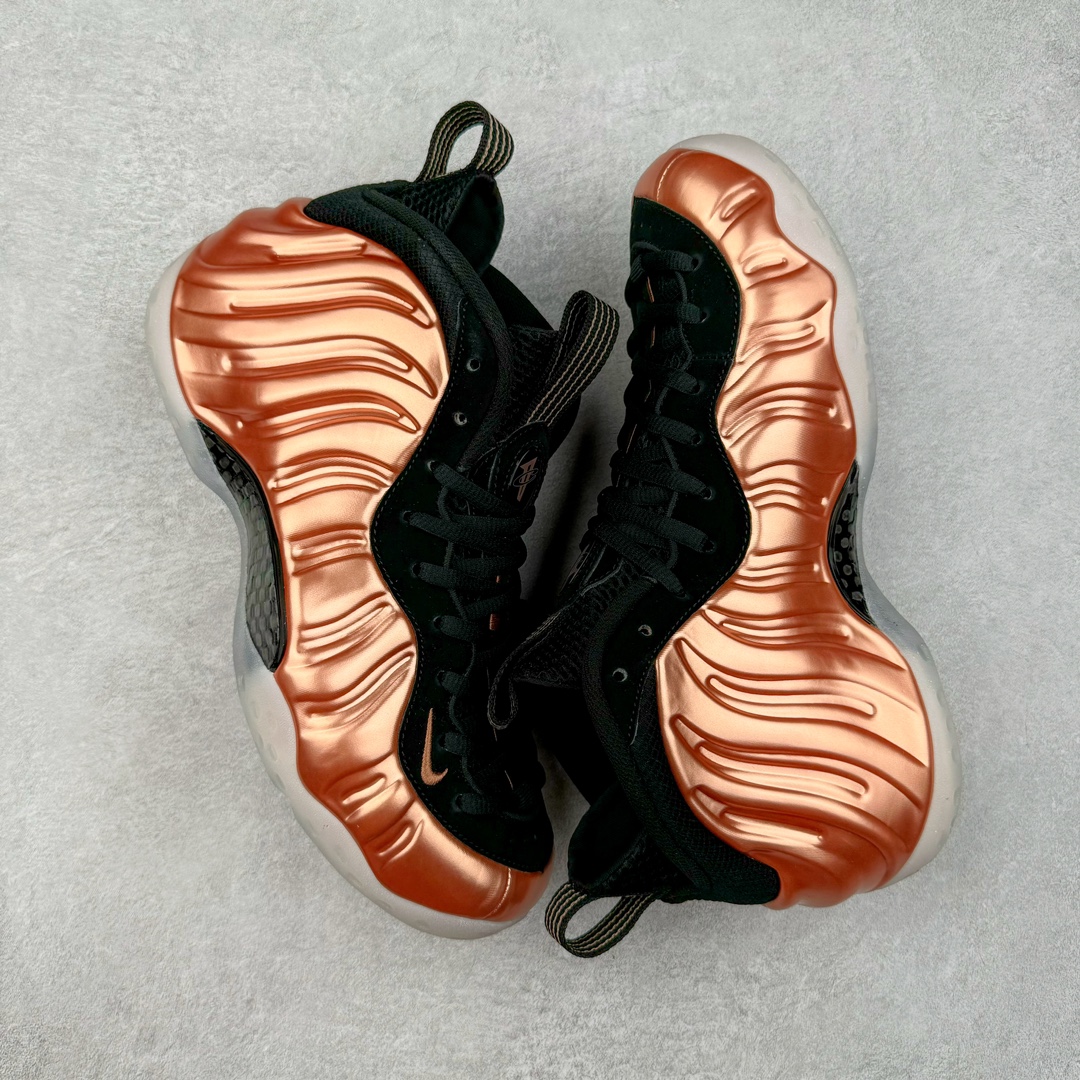 图片[3]-NK Air Foamposite One 新铜喷2024 FZ9902-001 莞产原底面 公司渠道同模具 鞋型发泡360度无死角 双层Zoom气垫植入 中底完美注胶 搭载原厂碳纤维材质 诞生于1997年的NK Air Foamposite系列可以说是整个球鞋历史上最为经典的系列之一 也就是我们常说的“喷”和“泡” 其中“喷”由Foamposite One代言人Penny的英文音译而来 而“泡”则来源于另一款鞋型 Foamposite Pro中\\\”pro\\\”的音译 在诞生初期 由于高昂的造价以及超前的外形 Foamposite系列的反对者不在少数 甚至有人认为这款鞋会毁掉整个球鞋行业 但事实证明这双灵感来自于甲虫 自带“黑科技”鞋面以及双层Zoom+大块碳板的太空球鞋不仅受到了大众的接受与追捧 并且成功的影响了篮球鞋的发展 尺码：38.5 39 40 40.5 41 42 42.5 43 44 44.5 45 46-选品中心