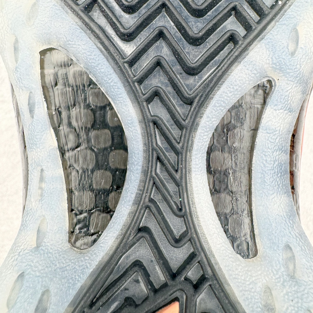 图片[21]-NK Air Foamposite One 新铜喷2024 FZ9902-001 莞产原底面 公司渠道同模具 鞋型发泡360度无死角 双层Zoom气垫植入 中底完美注胶 搭载原厂碳纤维材质 诞生于1997年的NK Air Foamposite系列可以说是整个球鞋历史上最为经典的系列之一 也就是我们常说的“喷”和“泡” 其中“喷”由Foamposite One代言人Penny的英文音译而来 而“泡”则来源于另一款鞋型 Foamposite Pro中\\\”pro\\\”的音译 在诞生初期 由于高昂的造价以及超前的外形 Foamposite系列的反对者不在少数 甚至有人认为这款鞋会毁掉整个球鞋行业 但事实证明这双灵感来自于甲虫 自带“黑科技”鞋面以及双层Zoom+大块碳板的太空球鞋不仅受到了大众的接受与追捧 并且成功的影响了篮球鞋的发展 尺码：38.5 39 40 40.5 41 42 42.5 43 44 44.5 45 46-选品中心