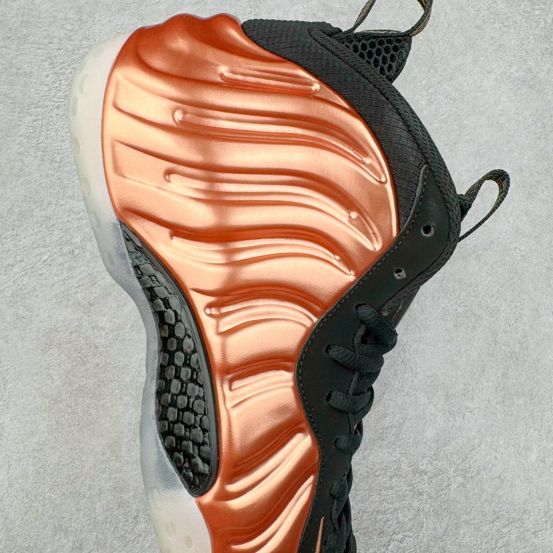 图片[6]-NK Air Foamposite One 新铜喷2024 FZ9902-001 莞产原底面 公司渠道同模具 鞋型发泡360度无死角 双层Zoom气垫植入 中底完美注胶 搭载原厂碳纤维材质 诞生于1997年的NK Air Foamposite系列可以说是整个球鞋历史上最为经典的系列之一 也就是我们常说的“喷”和“泡” 其中“喷”由Foamposite One代言人Penny的英文音译而来 而“泡”则来源于另一款鞋型 Foamposite Pro中\\\”pro\\\”的音译 在诞生初期 由于高昂的造价以及超前的外形 Foamposite系列的反对者不在少数 甚至有人认为这款鞋会毁掉整个球鞋行业 但事实证明这双灵感来自于甲虫 自带“黑科技”鞋面以及双层Zoom+大块碳板的太空球鞋不仅受到了大众的接受与追捧 并且成功的影响了篮球鞋的发展 尺码：38.5 39 40 40.5 41 42 42.5 43 44 44.5 45 46-选品中心