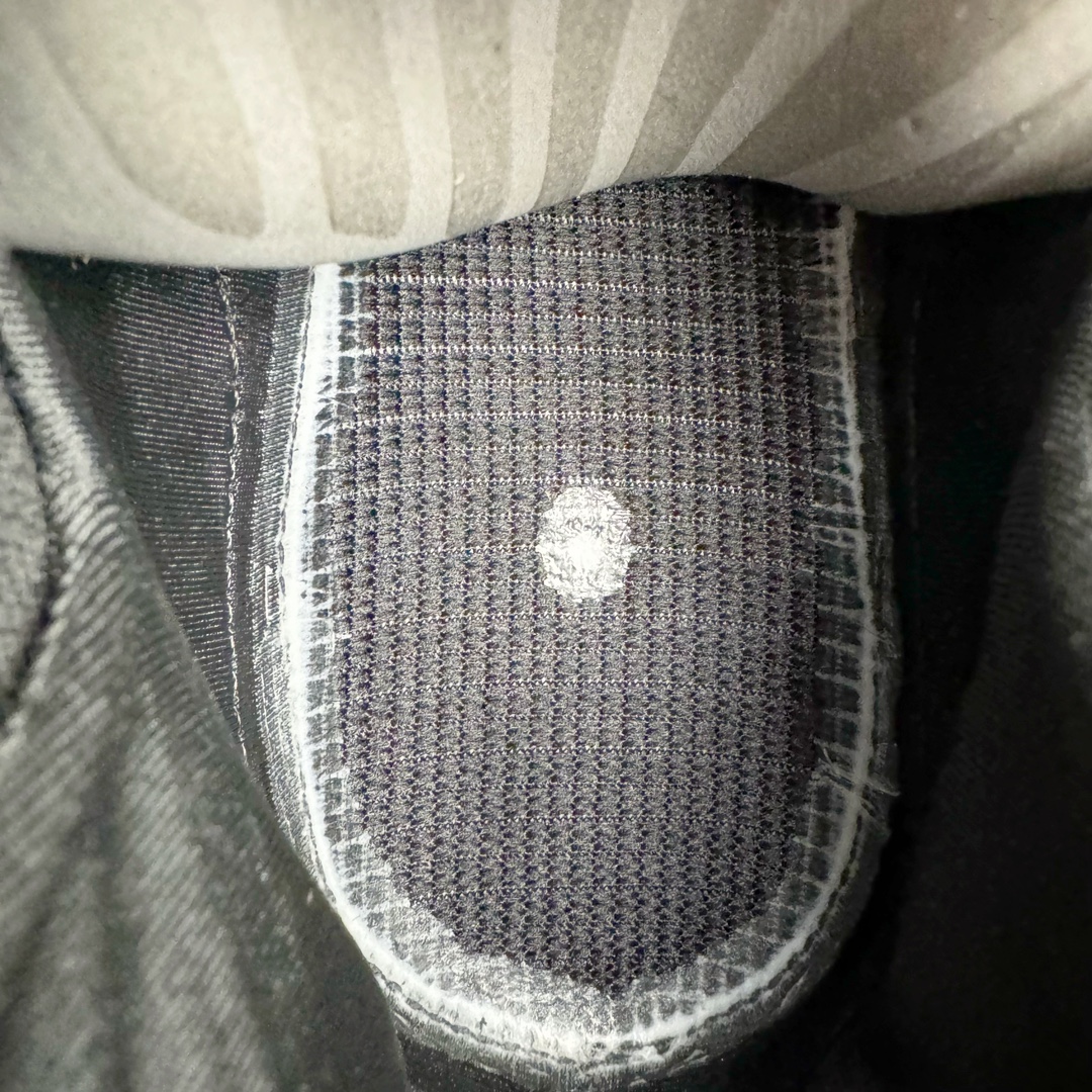 图片[11]-NK Air Foamposite One 新铜喷2024 FZ9902-001 莞产原底面 公司渠道同模具 鞋型发泡360度无死角 双层Zoom气垫植入 中底完美注胶 搭载原厂碳纤维材质 诞生于1997年的NK Air Foamposite系列可以说是整个球鞋历史上最为经典的系列之一 也就是我们常说的“喷”和“泡” 其中“喷”由Foamposite One代言人Penny的英文音译而来 而“泡”则来源于另一款鞋型 Foamposite Pro中\\\”pro\\\”的音译 在诞生初期 由于高昂的造价以及超前的外形 Foamposite系列的反对者不在少数 甚至有人认为这款鞋会毁掉整个球鞋行业 但事实证明这双灵感来自于甲虫 自带“黑科技”鞋面以及双层Zoom+大块碳板的太空球鞋不仅受到了大众的接受与追捧 并且成功的影响了篮球鞋的发展 尺码：38.5 39 40 40.5 41 42 42.5 43 44 44.5 45 46-选品中心