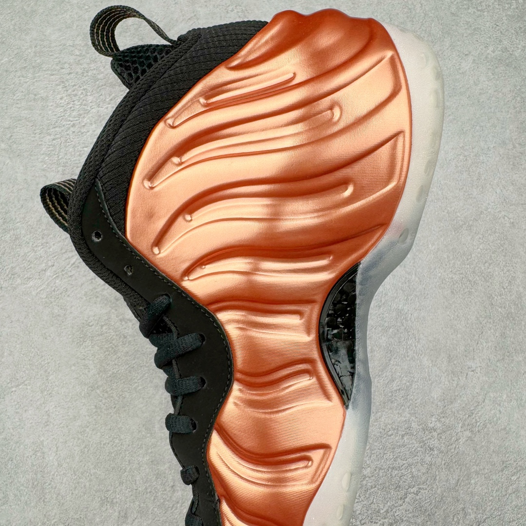 图片[7]-NK Air Foamposite One 新铜喷2024 FZ9902-001 莞产原底面 公司渠道同模具 鞋型发泡360度无死角 双层Zoom气垫植入 中底完美注胶 搭载原厂碳纤维材质 诞生于1997年的NK Air Foamposite系列可以说是整个球鞋历史上最为经典的系列之一 也就是我们常说的“喷”和“泡” 其中“喷”由Foamposite One代言人Penny的英文音译而来 而“泡”则来源于另一款鞋型 Foamposite Pro中\\\”pro\\\”的音译 在诞生初期 由于高昂的造价以及超前的外形 Foamposite系列的反对者不在少数 甚至有人认为这款鞋会毁掉整个球鞋行业 但事实证明这双灵感来自于甲虫 自带“黑科技”鞋面以及双层Zoom+大块碳板的太空球鞋不仅受到了大众的接受与追捧 并且成功的影响了篮球鞋的发展 尺码：38.5 39 40 40.5 41 42 42.5 43 44 44.5 45 46-选品中心