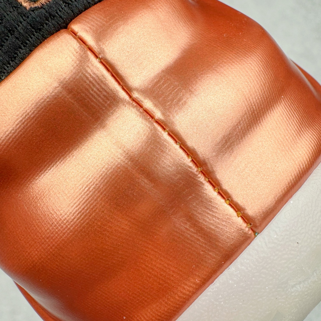 图片[13]-NK Air Foamposite One 新铜喷2024 FZ9902-001 莞产原底面 公司渠道同模具 鞋型发泡360度无死角 双层Zoom气垫植入 中底完美注胶 搭载原厂碳纤维材质 诞生于1997年的NK Air Foamposite系列可以说是整个球鞋历史上最为经典的系列之一 也就是我们常说的“喷”和“泡” 其中“喷”由Foamposite One代言人Penny的英文音译而来 而“泡”则来源于另一款鞋型 Foamposite Pro中\\\”pro\\\”的音译 在诞生初期 由于高昂的造价以及超前的外形 Foamposite系列的反对者不在少数 甚至有人认为这款鞋会毁掉整个球鞋行业 但事实证明这双灵感来自于甲虫 自带“黑科技”鞋面以及双层Zoom+大块碳板的太空球鞋不仅受到了大众的接受与追捧 并且成功的影响了篮球鞋的发展 尺码：38.5 39 40 40.5 41 42 42.5 43 44 44.5 45 46-选品中心