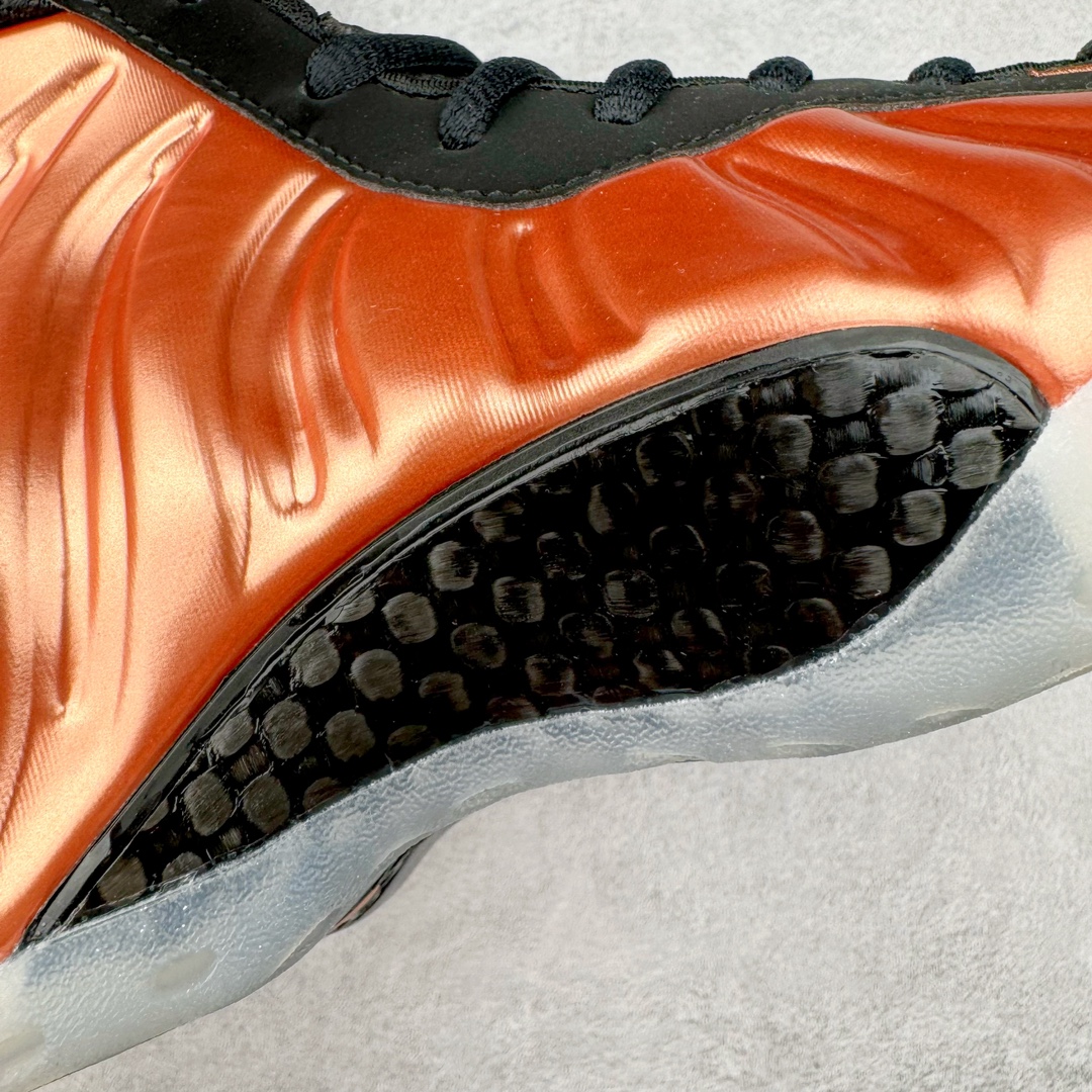 图片[19]-NK Air Foamposite One 新铜喷2024 FZ9902-001 莞产原底面 公司渠道同模具 鞋型发泡360度无死角 双层Zoom气垫植入 中底完美注胶 搭载原厂碳纤维材质 诞生于1997年的NK Air Foamposite系列可以说是整个球鞋历史上最为经典的系列之一 也就是我们常说的“喷”和“泡” 其中“喷”由Foamposite One代言人Penny的英文音译而来 而“泡”则来源于另一款鞋型 Foamposite Pro中\\\”pro\\\”的音译 在诞生初期 由于高昂的造价以及超前的外形 Foamposite系列的反对者不在少数 甚至有人认为这款鞋会毁掉整个球鞋行业 但事实证明这双灵感来自于甲虫 自带“黑科技”鞋面以及双层Zoom+大块碳板的太空球鞋不仅受到了大众的接受与追捧 并且成功的影响了篮球鞋的发展 尺码：38.5 39 40 40.5 41 42 42.5 43 44 44.5 45 46-选品中心