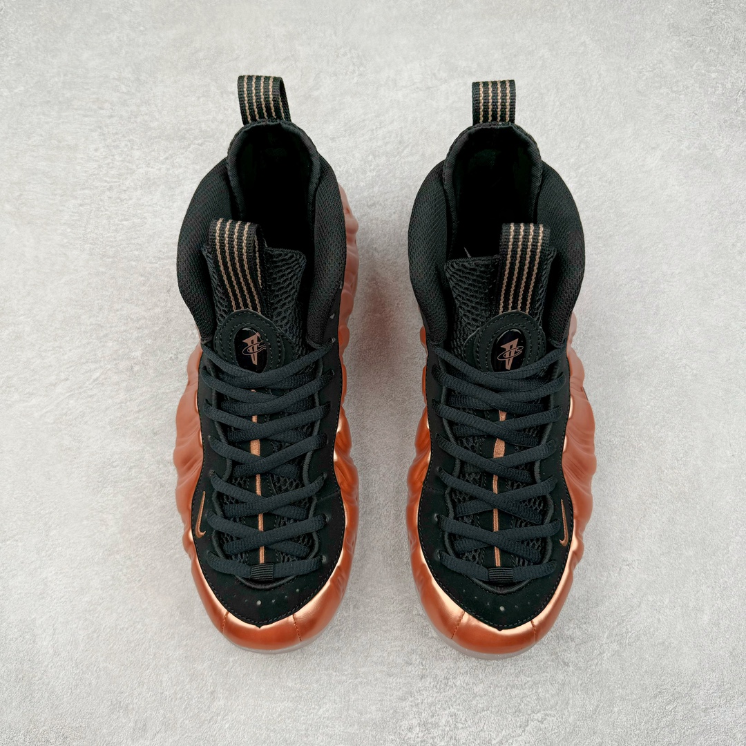 图片[2]-NK Air Foamposite One 新铜喷2024 FZ9902-001 莞产原底面 公司渠道同模具 鞋型发泡360度无死角 双层Zoom气垫植入 中底完美注胶 搭载原厂碳纤维材质 诞生于1997年的NK Air Foamposite系列可以说是整个球鞋历史上最为经典的系列之一 也就是我们常说的“喷”和“泡” 其中“喷”由Foamposite One代言人Penny的英文音译而来 而“泡”则来源于另一款鞋型 Foamposite Pro中\\\”pro\\\”的音译 在诞生初期 由于高昂的造价以及超前的外形 Foamposite系列的反对者不在少数 甚至有人认为这款鞋会毁掉整个球鞋行业 但事实证明这双灵感来自于甲虫 自带“黑科技”鞋面以及双层Zoom+大块碳板的太空球鞋不仅受到了大众的接受与追捧 并且成功的影响了篮球鞋的发展 尺码：38.5 39 40 40.5 41 42 42.5 43 44 44.5 45 46-选品中心