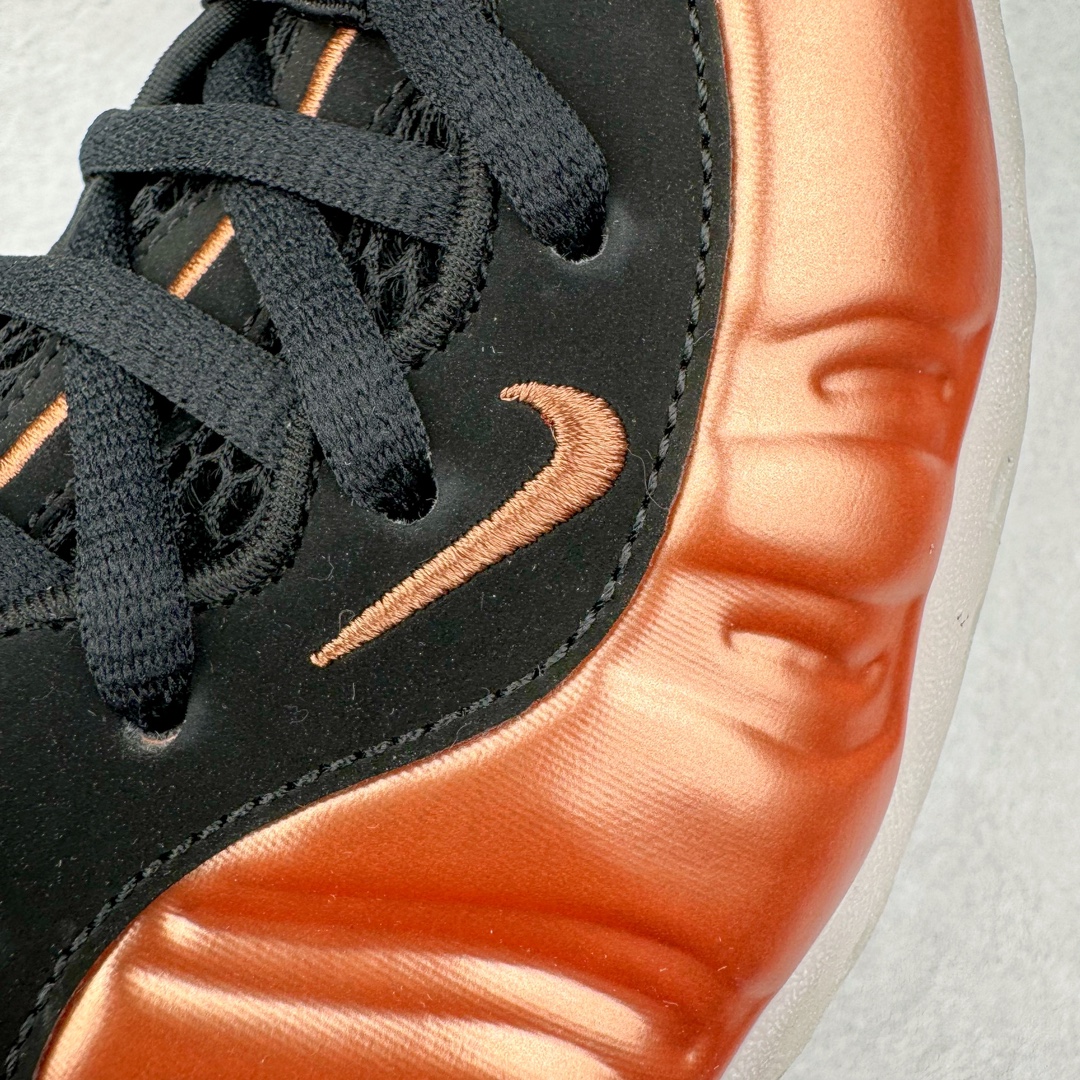 图片[17]-NK Air Foamposite One 新铜喷2024 FZ9902-001 莞产原底面 公司渠道同模具 鞋型发泡360度无死角 双层Zoom气垫植入 中底完美注胶 搭载原厂碳纤维材质 诞生于1997年的NK Air Foamposite系列可以说是整个球鞋历史上最为经典的系列之一 也就是我们常说的“喷”和“泡” 其中“喷”由Foamposite One代言人Penny的英文音译而来 而“泡”则来源于另一款鞋型 Foamposite Pro中\\\”pro\\\”的音译 在诞生初期 由于高昂的造价以及超前的外形 Foamposite系列的反对者不在少数 甚至有人认为这款鞋会毁掉整个球鞋行业 但事实证明这双灵感来自于甲虫 自带“黑科技”鞋面以及双层Zoom+大块碳板的太空球鞋不仅受到了大众的接受与追捧 并且成功的影响了篮球鞋的发展 尺码：38.5 39 40 40.5 41 42 42.5 43 44 44.5 45 46-选品中心