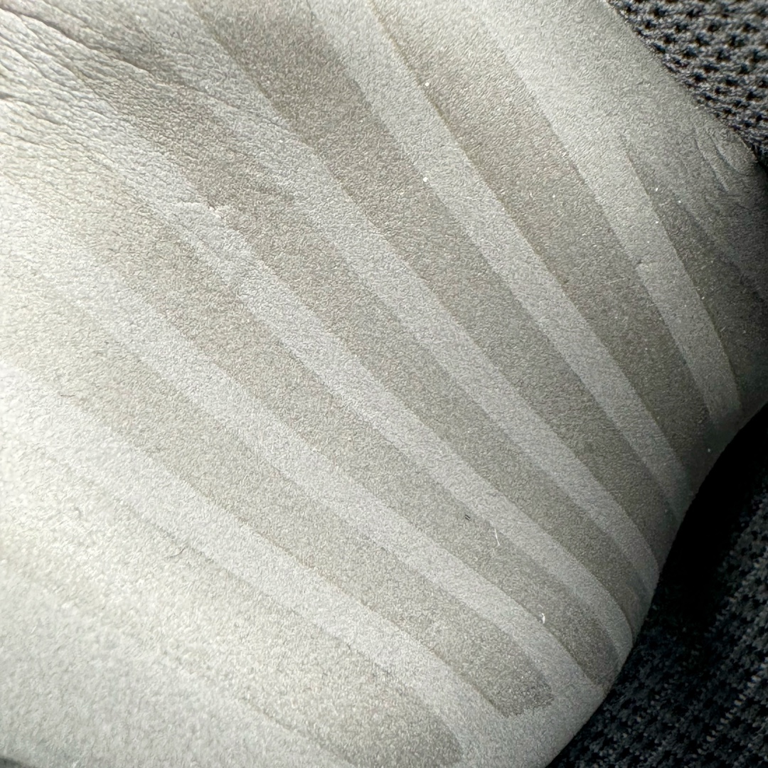 图片[10]-NK Air Foamposite One 新铜喷2024 FZ9902-001 莞产原底面 公司渠道同模具 鞋型发泡360度无死角 双层Zoom气垫植入 中底完美注胶 搭载原厂碳纤维材质 诞生于1997年的NK Air Foamposite系列可以说是整个球鞋历史上最为经典的系列之一 也就是我们常说的“喷”和“泡” 其中“喷”由Foamposite One代言人Penny的英文音译而来 而“泡”则来源于另一款鞋型 Foamposite Pro中\\\”pro\\\”的音译 在诞生初期 由于高昂的造价以及超前的外形 Foamposite系列的反对者不在少数 甚至有人认为这款鞋会毁掉整个球鞋行业 但事实证明这双灵感来自于甲虫 自带“黑科技”鞋面以及双层Zoom+大块碳板的太空球鞋不仅受到了大众的接受与追捧 并且成功的影响了篮球鞋的发展 尺码：38.5 39 40 40.5 41 42 42.5 43 44 44.5 45 46-选品中心