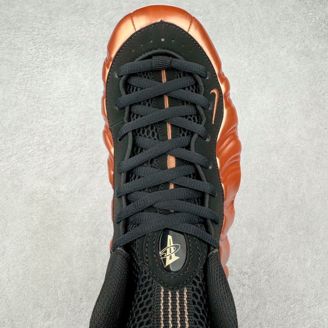 图片[4]-NK Air Foamposite One 新铜喷2024 FZ9902-001 莞产原底面 公司渠道同模具 鞋型发泡360度无死角 双层Zoom气垫植入 中底完美注胶 搭载原厂碳纤维材质 诞生于1997年的NK Air Foamposite系列可以说是整个球鞋历史上最为经典的系列之一 也就是我们常说的“喷”和“泡” 其中“喷”由Foamposite One代言人Penny的英文音译而来 而“泡”则来源于另一款鞋型 Foamposite Pro中\\\”pro\\\”的音译 在诞生初期 由于高昂的造价以及超前的外形 Foamposite系列的反对者不在少数 甚至有人认为这款鞋会毁掉整个球鞋行业 但事实证明这双灵感来自于甲虫 自带“黑科技”鞋面以及双层Zoom+大块碳板的太空球鞋不仅受到了大众的接受与追捧 并且成功的影响了篮球鞋的发展 尺码：38.5 39 40 40.5 41 42 42.5 43 44 44.5 45 46-选品中心