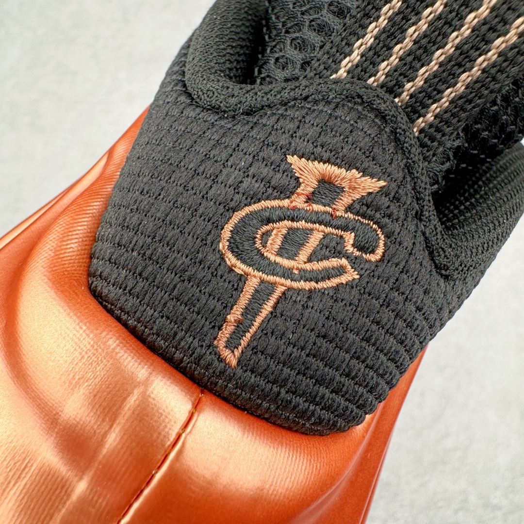 图片[14]-NK Air Foamposite One 新铜喷2024 FZ9902-001 莞产原底面 公司渠道同模具 鞋型发泡360度无死角 双层Zoom气垫植入 中底完美注胶 搭载原厂碳纤维材质 诞生于1997年的NK Air Foamposite系列可以说是整个球鞋历史上最为经典的系列之一 也就是我们常说的“喷”和“泡” 其中“喷”由Foamposite One代言人Penny的英文音译而来 而“泡”则来源于另一款鞋型 Foamposite Pro中\\\”pro\\\”的音译 在诞生初期 由于高昂的造价以及超前的外形 Foamposite系列的反对者不在少数 甚至有人认为这款鞋会毁掉整个球鞋行业 但事实证明这双灵感来自于甲虫 自带“黑科技”鞋面以及双层Zoom+大块碳板的太空球鞋不仅受到了大众的接受与追捧 并且成功的影响了篮球鞋的发展 尺码：38.5 39 40 40.5 41 42 42.5 43 44 44.5 45 46-选品中心