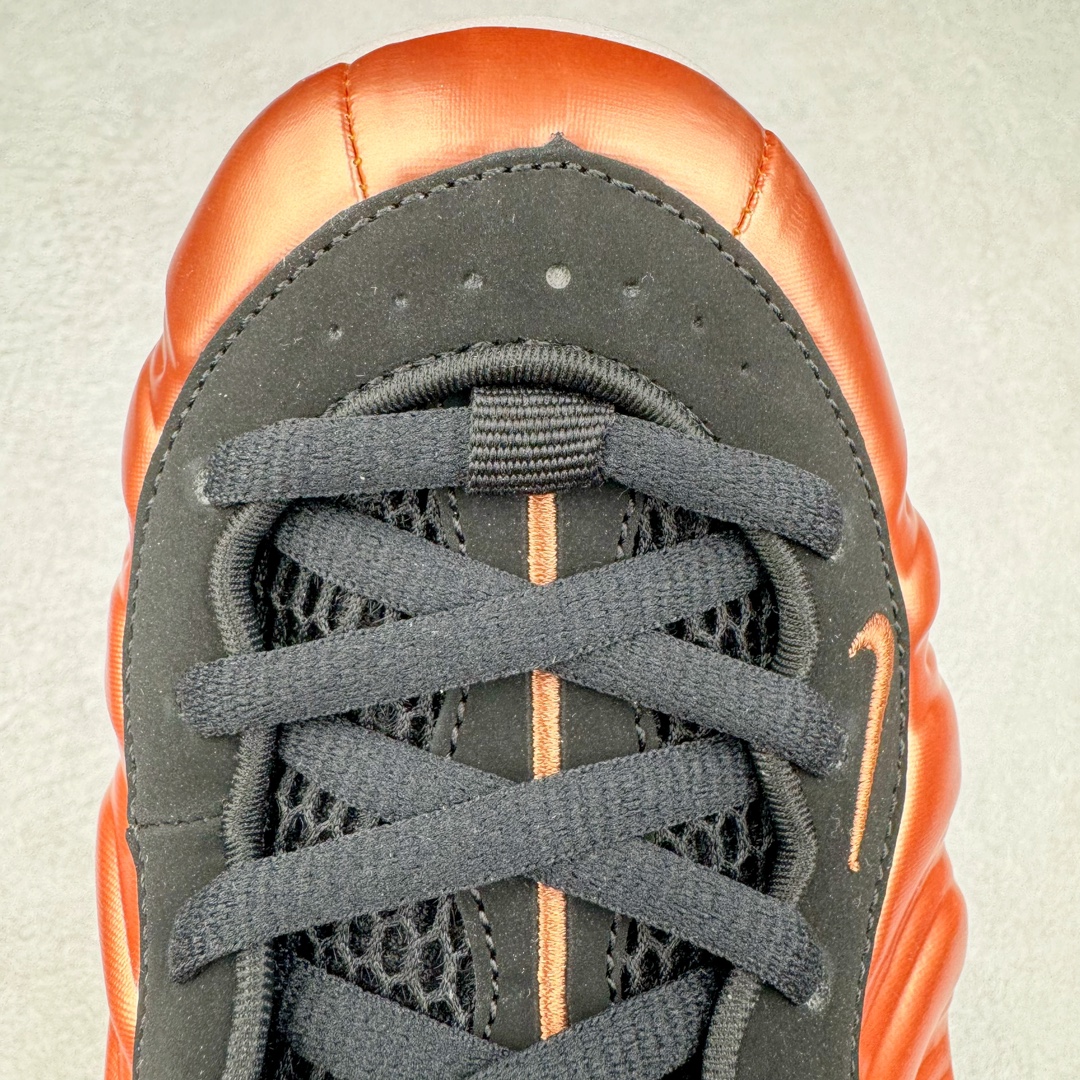图片[16]-NK Air Foamposite One 新铜喷2024 FZ9902-001 莞产原底面 公司渠道同模具 鞋型发泡360度无死角 双层Zoom气垫植入 中底完美注胶 搭载原厂碳纤维材质 诞生于1997年的NK Air Foamposite系列可以说是整个球鞋历史上最为经典的系列之一 也就是我们常说的“喷”和“泡” 其中“喷”由Foamposite One代言人Penny的英文音译而来 而“泡”则来源于另一款鞋型 Foamposite Pro中\\\”pro\\\”的音译 在诞生初期 由于高昂的造价以及超前的外形 Foamposite系列的反对者不在少数 甚至有人认为这款鞋会毁掉整个球鞋行业 但事实证明这双灵感来自于甲虫 自带“黑科技”鞋面以及双层Zoom+大块碳板的太空球鞋不仅受到了大众的接受与追捧 并且成功的影响了篮球鞋的发展 尺码：38.5 39 40 40.5 41 42 42.5 43 44 44.5 45 46-选品中心