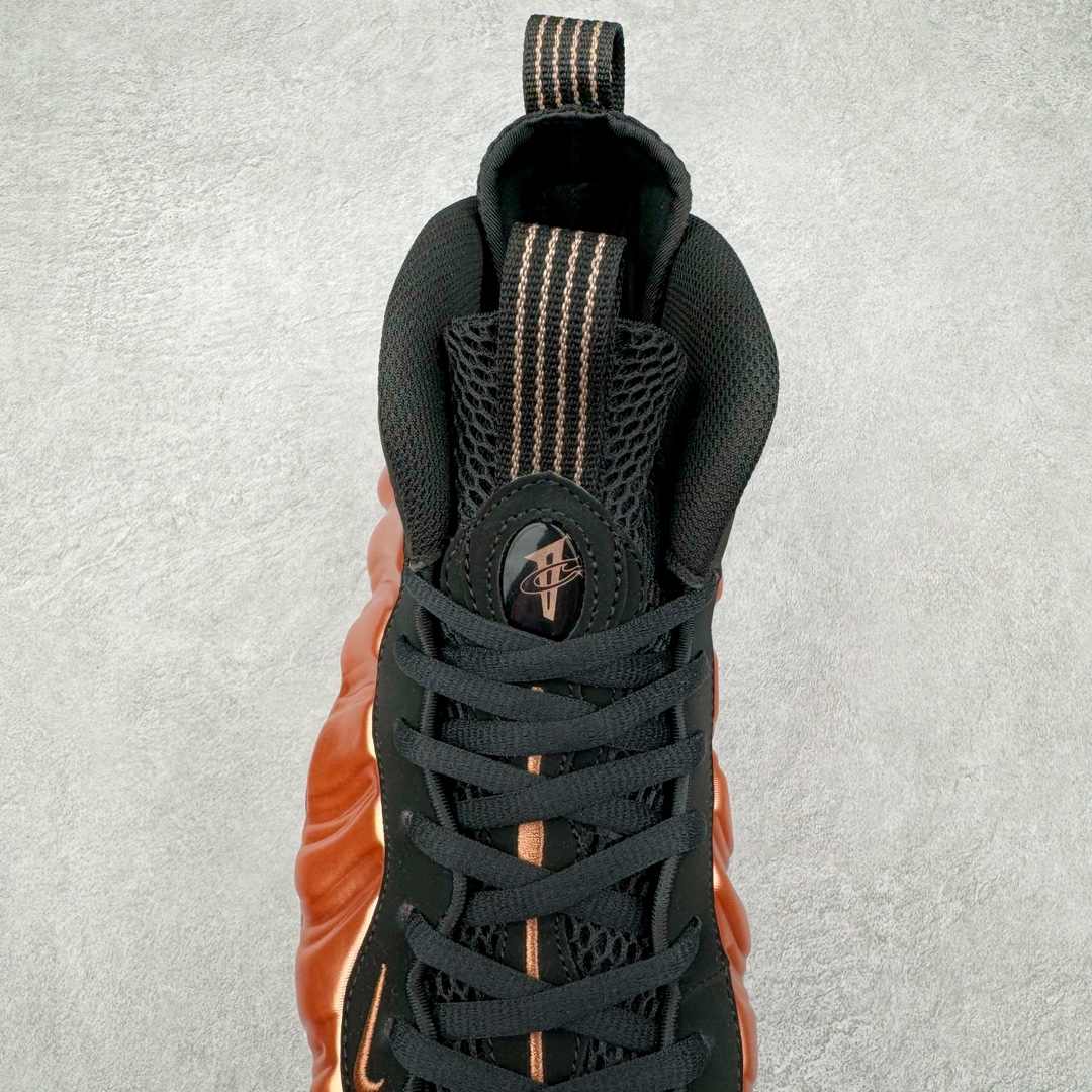 图片[5]-NK Air Foamposite One 新铜喷2024 FZ9902-001 莞产原底面 公司渠道同模具 鞋型发泡360度无死角 双层Zoom气垫植入 中底完美注胶 搭载原厂碳纤维材质 诞生于1997年的NK Air Foamposite系列可以说是整个球鞋历史上最为经典的系列之一 也就是我们常说的“喷”和“泡” 其中“喷”由Foamposite One代言人Penny的英文音译而来 而“泡”则来源于另一款鞋型 Foamposite Pro中\\\”pro\\\”的音译 在诞生初期 由于高昂的造价以及超前的外形 Foamposite系列的反对者不在少数 甚至有人认为这款鞋会毁掉整个球鞋行业 但事实证明这双灵感来自于甲虫 自带“黑科技”鞋面以及双层Zoom+大块碳板的太空球鞋不仅受到了大众的接受与追捧 并且成功的影响了篮球鞋的发展 尺码：38.5 39 40 40.5 41 42 42.5 43 44 44.5 45 46-选品中心