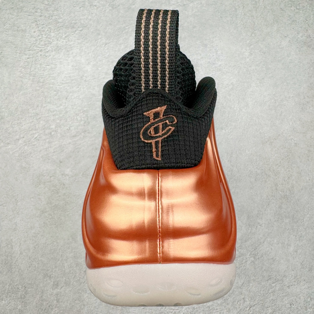 图片[8]-NK Air Foamposite One 新铜喷2024 FZ9902-001 莞产原底面 公司渠道同模具 鞋型发泡360度无死角 双层Zoom气垫植入 中底完美注胶 搭载原厂碳纤维材质 诞生于1997年的NK Air Foamposite系列可以说是整个球鞋历史上最为经典的系列之一 也就是我们常说的“喷”和“泡” 其中“喷”由Foamposite One代言人Penny的英文音译而来 而“泡”则来源于另一款鞋型 Foamposite Pro中\\\”pro\\\”的音译 在诞生初期 由于高昂的造价以及超前的外形 Foamposite系列的反对者不在少数 甚至有人认为这款鞋会毁掉整个球鞋行业 但事实证明这双灵感来自于甲虫 自带“黑科技”鞋面以及双层Zoom+大块碳板的太空球鞋不仅受到了大众的接受与追捧 并且成功的影响了篮球鞋的发展 尺码：38.5 39 40 40.5 41 42 42.5 43 44 44.5 45 46-选品中心