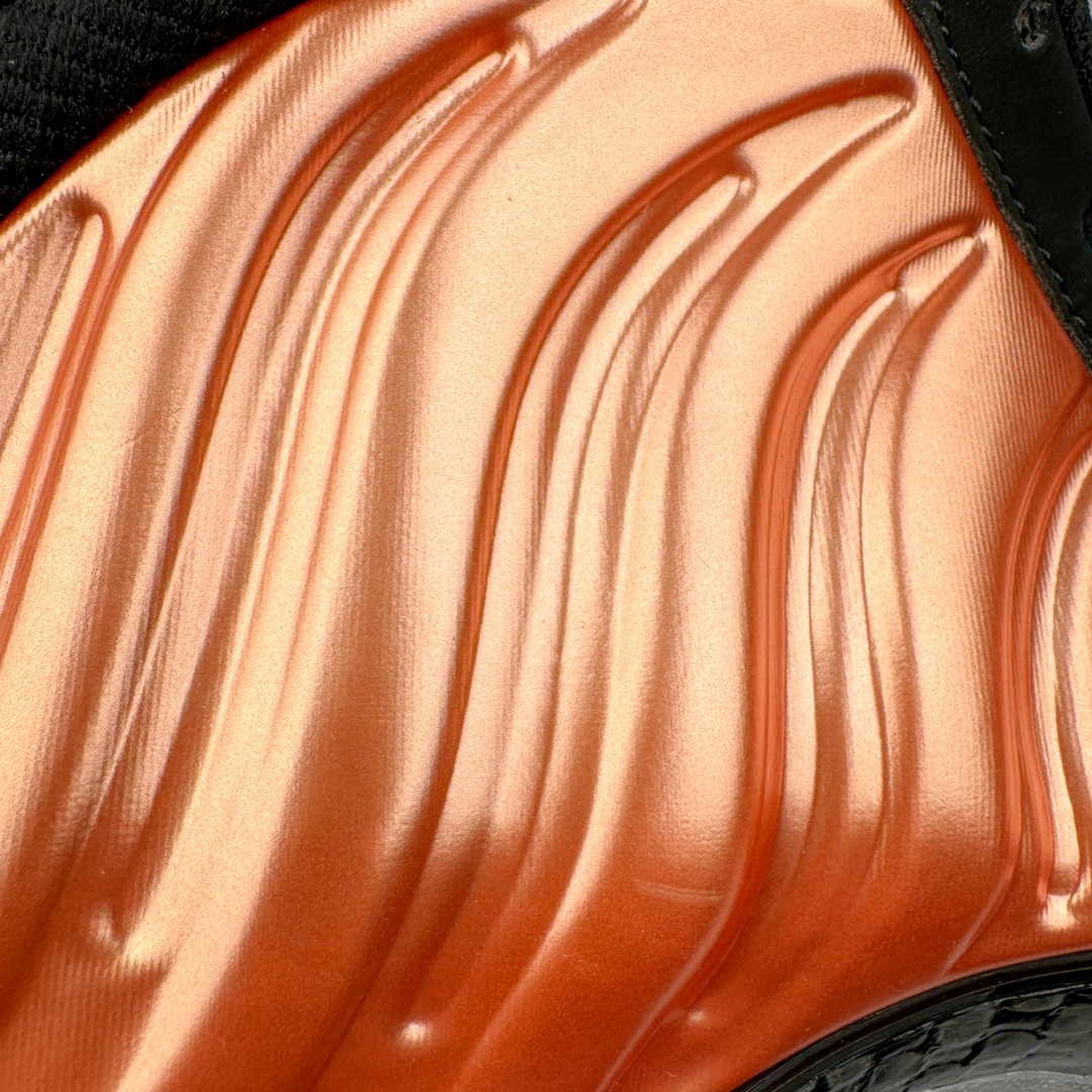 图片[18]-NK Air Foamposite One 新铜喷2024 FZ9902-001 莞产原底面 公司渠道同模具 鞋型发泡360度无死角 双层Zoom气垫植入 中底完美注胶 搭载原厂碳纤维材质 诞生于1997年的NK Air Foamposite系列可以说是整个球鞋历史上最为经典的系列之一 也就是我们常说的“喷”和“泡” 其中“喷”由Foamposite One代言人Penny的英文音译而来 而“泡”则来源于另一款鞋型 Foamposite Pro中\\\”pro\\\”的音译 在诞生初期 由于高昂的造价以及超前的外形 Foamposite系列的反对者不在少数 甚至有人认为这款鞋会毁掉整个球鞋行业 但事实证明这双灵感来自于甲虫 自带“黑科技”鞋面以及双层Zoom+大块碳板的太空球鞋不仅受到了大众的接受与追捧 并且成功的影响了篮球鞋的发展 尺码：38.5 39 40 40.5 41 42 42.5 43 44 44.5 45 46-选品中心
