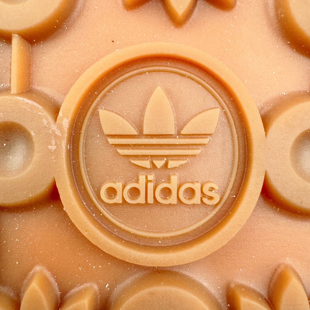 图片[23]-＃CS纯原 AD Originals Gazelle Bold W 羚羊松糕系列复古百搭厚底增高低帮休闲运动板鞋 HO6122 新的一年就要换新的打扮啦！除了设定变美、健身、减肥等目标外，你已经可以利用鞋子来“偷偷改善身材比例”的愿望了！ 因为有一句话。身高不够。鞋子来凑~赶快入手以下各大运动品牌最新推出的“厚底增高运动鞋”吧。 是最好穿最百搭的长腿神器。 重点是……不仅价格不错～鞋子也不错啊！Originals的Gazelle Bold鞋款打造出「超厚底版本」！延续流线鞋型、经典麂皮材质、白色三条线和侧面烫金标志的复古外型，奶油白鞋底高度直接乘3，出门搭上它，保证一路步步高升。尺码：36 36⅔ 37⅓ 38 38⅔ 39⅓ 40-选品中心