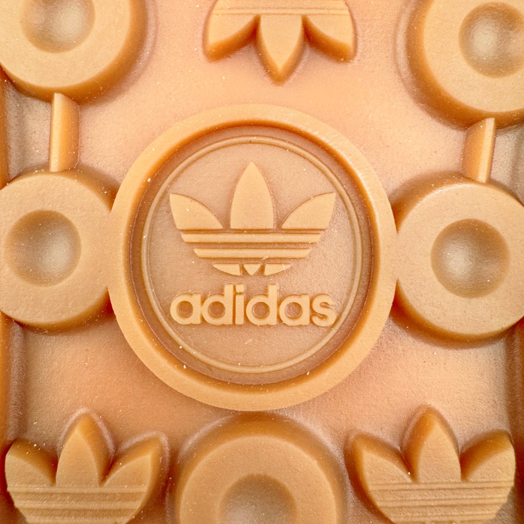 图片[10]-＃CS纯原 AD Originals Gazelle Bold W 羚羊松糕系列复古百搭厚底增高低帮休闲运动板鞋 HO6122 新的一年就要换新的打扮啦！除了设定变美、健身、减肥等目标外，你已经可以利用鞋子来“偷偷改善身材比例”的愿望了！ 因为有一句话。身高不够。鞋子来凑~赶快入手以下各大运动品牌最新推出的“厚底增高运动鞋”吧。 是最好穿最百搭的长腿神器。 重点是……不仅价格不错～鞋子也不错啊！Originals的Gazelle Bold鞋款打造出「超厚底版本」！延续流线鞋型、经典麂皮材质、白色三条线和侧面烫金标志的复古外型，奶油白鞋底高度直接乘3，出门搭上它，保证一路步步高升。尺码：36 36⅔ 37⅓ 38 38⅔ 39⅓ 40-选品中心