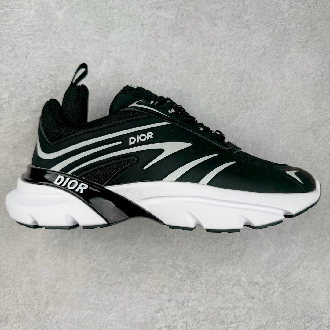 DIOR B44 Blade 迪奥2024新款圆头系带跑步鞋 新款鞋款的特点是受到 21 世纪启发的大胆蓬松造型 B44 Blade 运动鞋采用渐变技术网布制成 配有同色技术面料面板 鞋底上配有对比鲜明的 Blade 嵌件 与跑步世界息息相关 这款运动鞋具有运动、复古未来主义的外观 配有超细纤维和帆布嵌件 并饰有标志性的“Dior”标志 点缀在鞋面、鞋跟和侧面 鞋型饰有 Dior 和Lewis Hamilton标志性饰物 悬挂在鞋眼上 而鞋面、鞋跟和侧面则饰有 Dior 标志 尺码：36 37 38 39 40 41 42 43 44 45-选品中心