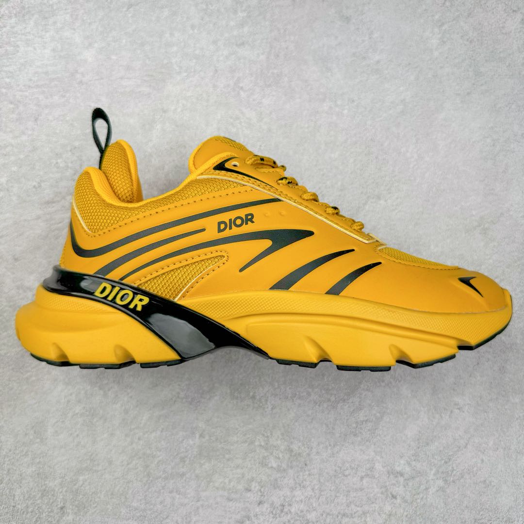 DIOR B44 Blade 迪奥2024新款圆头系带跑步鞋 新款鞋款的特点是受到 21 世纪启发的大胆蓬松造型 B44 Blade 运动鞋采用渐变技术网布制成 配有同色技术面料面板 鞋底上配有对比鲜明的 Blade 嵌件 与跑步世界息息相关 这款运动鞋具有运动、复古未来主义的外观 配有超细纤维和帆布嵌件 并饰有标志性的“Dior”标志 点缀在鞋面、鞋跟和侧面 鞋型饰有 Dior 和Lewis Hamilton标志性饰物 悬挂在鞋眼上 而鞋面、鞋跟和侧面则饰有 Dior 标志 尺码：36 37 38 39 40 41 42 43 44 45-选品中心