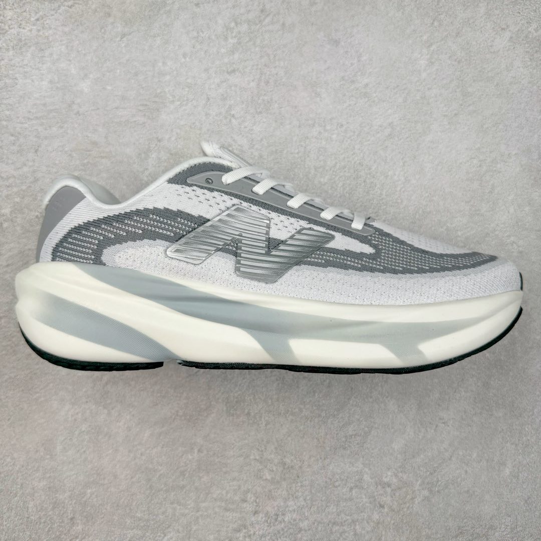 New Balance Fresh Foam X NB1080V5 新百伦系列低帮轻量化厚底健身休闲运动慢跑鞋 近赏｜无论是日常慢跑，还是City Walk，它都可轻松应对提起今年最流行的事情，想必在你所在的城市来一段City Walk，是很多潮男潮女都会做的吧。当时间来到十月，一年中最舒服的时光，无论是慢跑也好，还是City Walk，今天推荐的这双鞋，都可以轻松应对。那就是可以带给你久违的松弛感、治愈你柔软的需要的New Balance Fresh Foam X1080v15。作为New Balance经典跑鞋系列，1080系列可以说凝聚了品牌历来前沿科技与制造匠心。今年的v13版本可谓再度革新。在舒适体验、运动性能以及造型风格三个维度上做到了有机交融。舒适体验一直是1080跑鞋系列带给我们最大的直观感受，加上本就带有严肃跑鞋基因，在今年全新材料配方的Fresh FoamX中底泡棉上则有了不一样的缓震性能，重新定义“踩屎感”。可再生柔软针织鞋面使用可追溯的Repreve再生鞋面材料，柔软透气的鞋面提供绵密的贴合与包裹感，轻量分区橡胶大底分区外底橡胶采用新材料，改进纹路设计，增加前掌外底硬度，提升滚动反馈和传动效率。尺码：40 40.5 41.5 42 42.5 43 44 45-选品中心