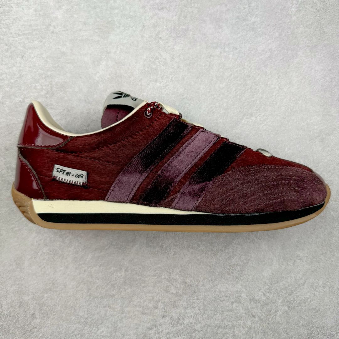 Song for the Mute x AD Originals SFTM-003 联名款复古慢跑鞋 ID3555 Originals与时装品牌Song for the Mute即将迎来第三个合作系列 这个系列主打的也是怀旧的氛围 采用了Country OG这个诞生于上世纪70年代的鞋款 尼龙和绒面革的梦幻拼接 低调而富有质感 呈现SFTM一贯的面料美学 三款不同风格的配色 亮点十足的斑点鞋带 体现怀旧主义和前卫设计无缝交织 鞋款采用了低帮的造型 方便日常穿着 同时对于外底做了处理 皮革材质和尼龙布材质的组合也更具是时代感 尺码：36 36.5 37 38 38.5 39 40 40.5 41 42 42.5 43 44 44.5 45-选品中心