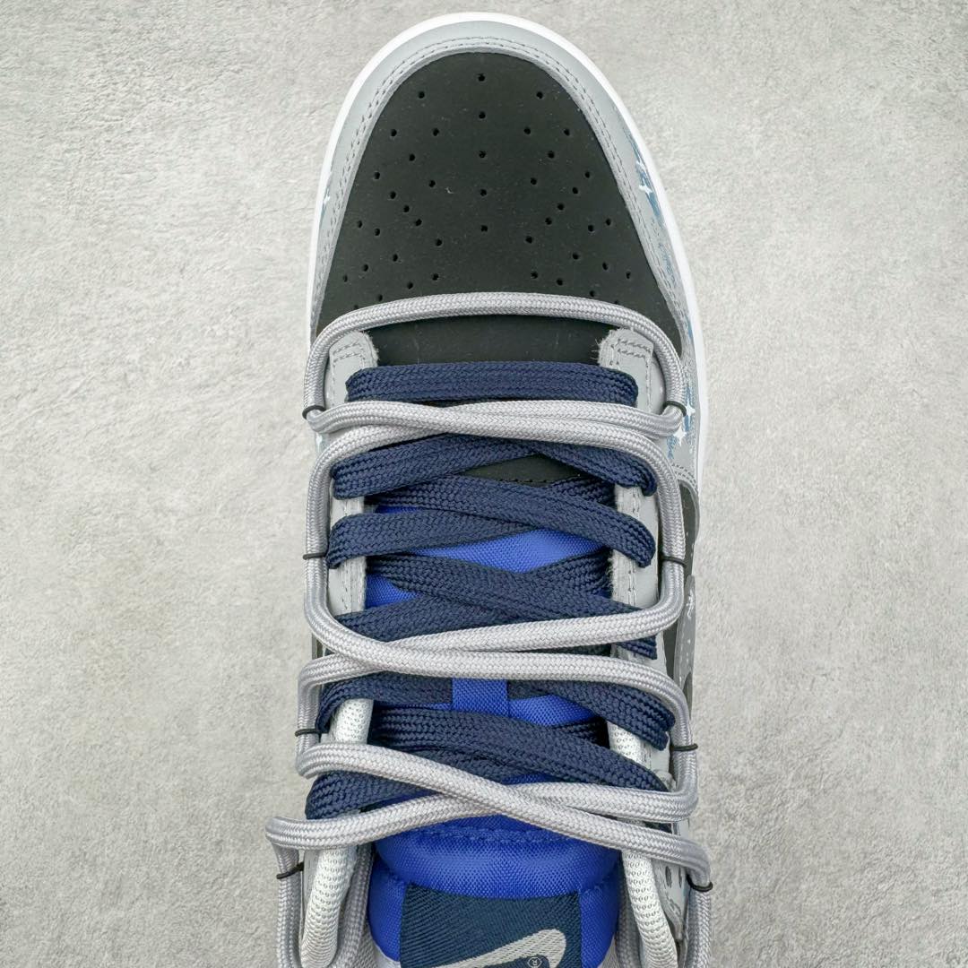 图片[4]-＃YC纯原 NK Dunk Low 宇宙星辰FQ8826-100 定制系列天花板 无原鞋不开发 全系列得物原鞋一比一校对开发 配色持续更新中 终端对接 优势输出 全套原厂楦头原纸板数据档案倾力打造 原汁原味莞产 极致还原 圈内最强针车工艺 高端零售指定版 广东原厂配套原盒原标 鞋盒分三个尺码段 原厂冲刀 超高清洁度 全鞋零毛边皮料切割 采用原厂百宏鞋带以及原厂百宏织唛舌标 内标可供原厂几率过验 进口原装条纹中底布 四线拉帮白色点胶 原厂拉帮手法遵循公司 原厂电绣 极致还原 尺码：36 36.5 37.5 38 38.5 39 40 40.5 41 42 42.5 43 44-选品中心