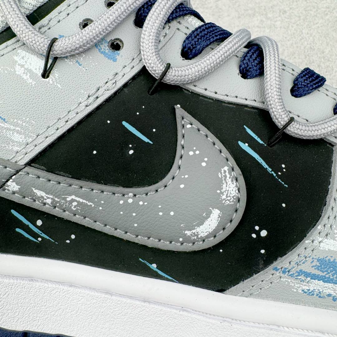 图片[19]-＃YC纯原 NK Dunk Low 宇宙星辰FQ8826-100 定制系列天花板 无原鞋不开发 全系列得物原鞋一比一校对开发 配色持续更新中 终端对接 优势输出 全套原厂楦头原纸板数据档案倾力打造 原汁原味莞产 极致还原 圈内最强针车工艺 高端零售指定版 广东原厂配套原盒原标 鞋盒分三个尺码段 原厂冲刀 超高清洁度 全鞋零毛边皮料切割 采用原厂百宏鞋带以及原厂百宏织唛舌标 内标可供原厂几率过验 进口原装条纹中底布 四线拉帮白色点胶 原厂拉帮手法遵循公司 原厂电绣 极致还原 尺码：36 36.5 37.5 38 38.5 39 40 40.5 41 42 42.5 43 44-选品中心