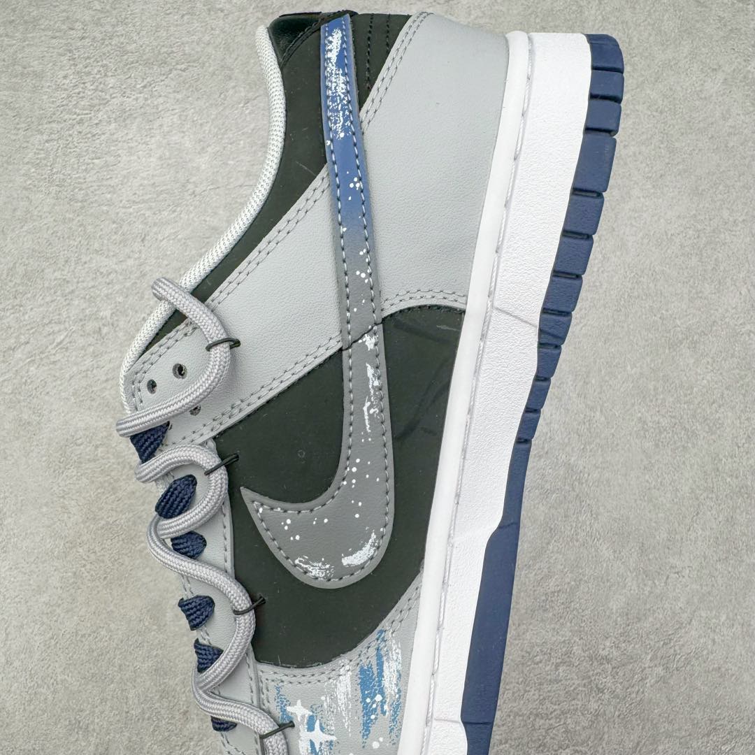 图片[7]-＃YC纯原 NK Dunk Low 宇宙星辰FQ8826-100 定制系列天花板 无原鞋不开发 全系列得物原鞋一比一校对开发 配色持续更新中 终端对接 优势输出 全套原厂楦头原纸板数据档案倾力打造 原汁原味莞产 极致还原 圈内最强针车工艺 高端零售指定版 广东原厂配套原盒原标 鞋盒分三个尺码段 原厂冲刀 超高清洁度 全鞋零毛边皮料切割 采用原厂百宏鞋带以及原厂百宏织唛舌标 内标可供原厂几率过验 进口原装条纹中底布 四线拉帮白色点胶 原厂拉帮手法遵循公司 原厂电绣 极致还原 尺码：36 36.5 37.5 38 38.5 39 40 40.5 41 42 42.5 43 44-选品中心