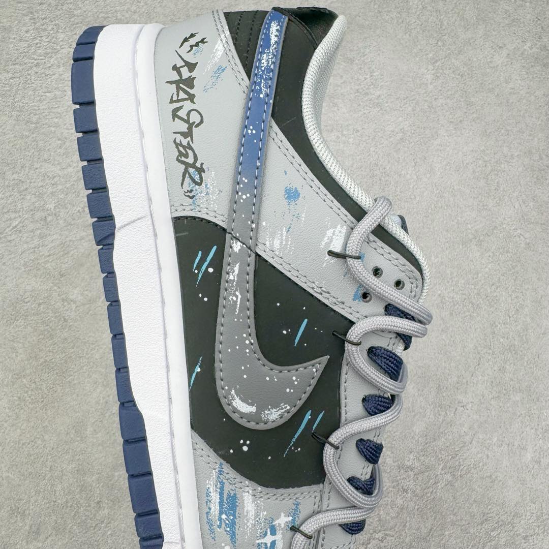 图片[6]-＃YC纯原 NK Dunk Low 宇宙星辰FQ8826-100 定制系列天花板 无原鞋不开发 全系列得物原鞋一比一校对开发 配色持续更新中 终端对接 优势输出 全套原厂楦头原纸板数据档案倾力打造 原汁原味莞产 极致还原 圈内最强针车工艺 高端零售指定版 广东原厂配套原盒原标 鞋盒分三个尺码段 原厂冲刀 超高清洁度 全鞋零毛边皮料切割 采用原厂百宏鞋带以及原厂百宏织唛舌标 内标可供原厂几率过验 进口原装条纹中底布 四线拉帮白色点胶 原厂拉帮手法遵循公司 原厂电绣 极致还原 尺码：36 36.5 37.5 38 38.5 39 40 40.5 41 42 42.5 43 44-选品中心