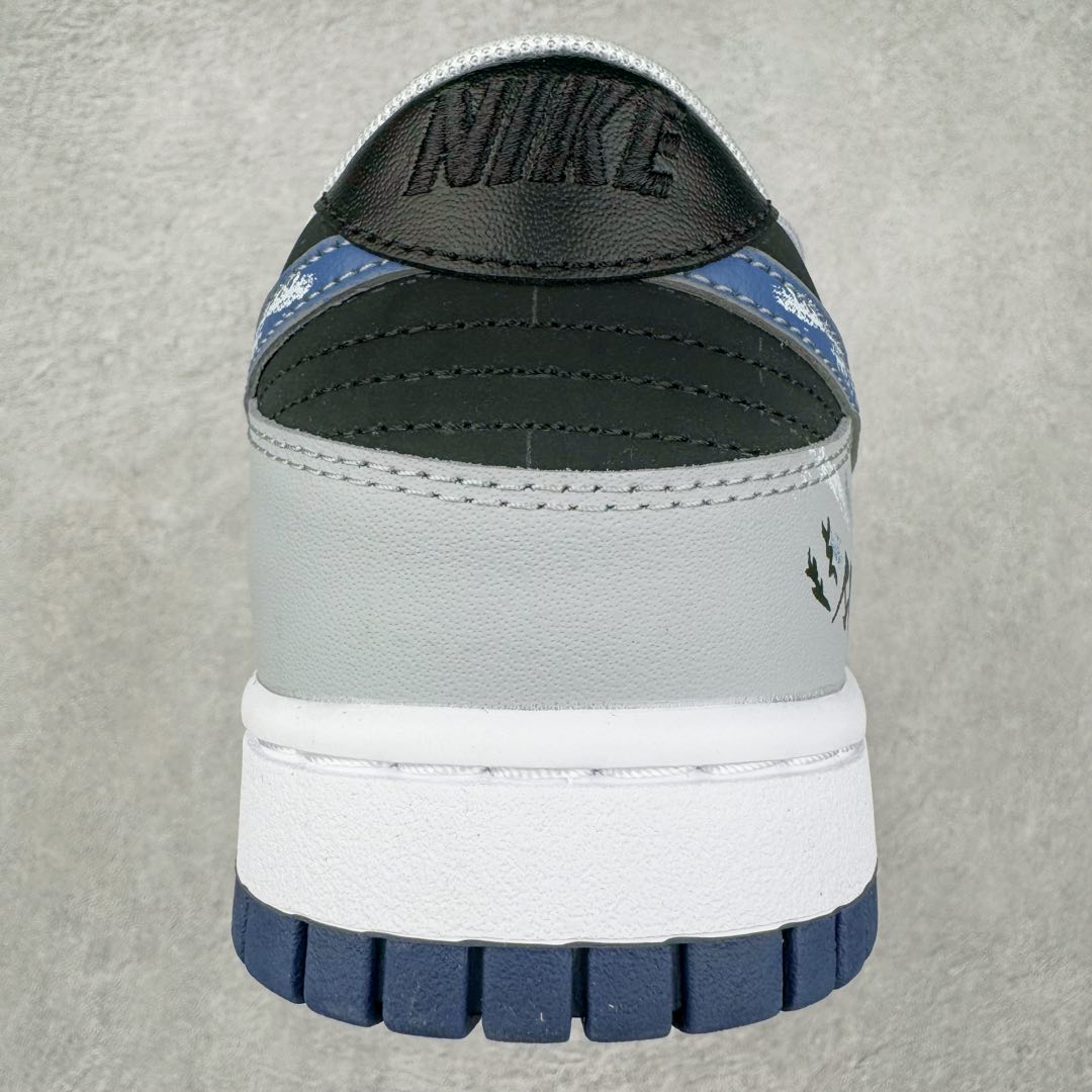 图片[8]-＃YC纯原 NK Dunk Low 宇宙星辰FQ8826-100 定制系列天花板 无原鞋不开发 全系列得物原鞋一比一校对开发 配色持续更新中 终端对接 优势输出 全套原厂楦头原纸板数据档案倾力打造 原汁原味莞产 极致还原 圈内最强针车工艺 高端零售指定版 广东原厂配套原盒原标 鞋盒分三个尺码段 原厂冲刀 超高清洁度 全鞋零毛边皮料切割 采用原厂百宏鞋带以及原厂百宏织唛舌标 内标可供原厂几率过验 进口原装条纹中底布 四线拉帮白色点胶 原厂拉帮手法遵循公司 原厂电绣 极致还原 尺码：36 36.5 37.5 38 38.5 39 40 40.5 41 42 42.5 43 44-选品中心