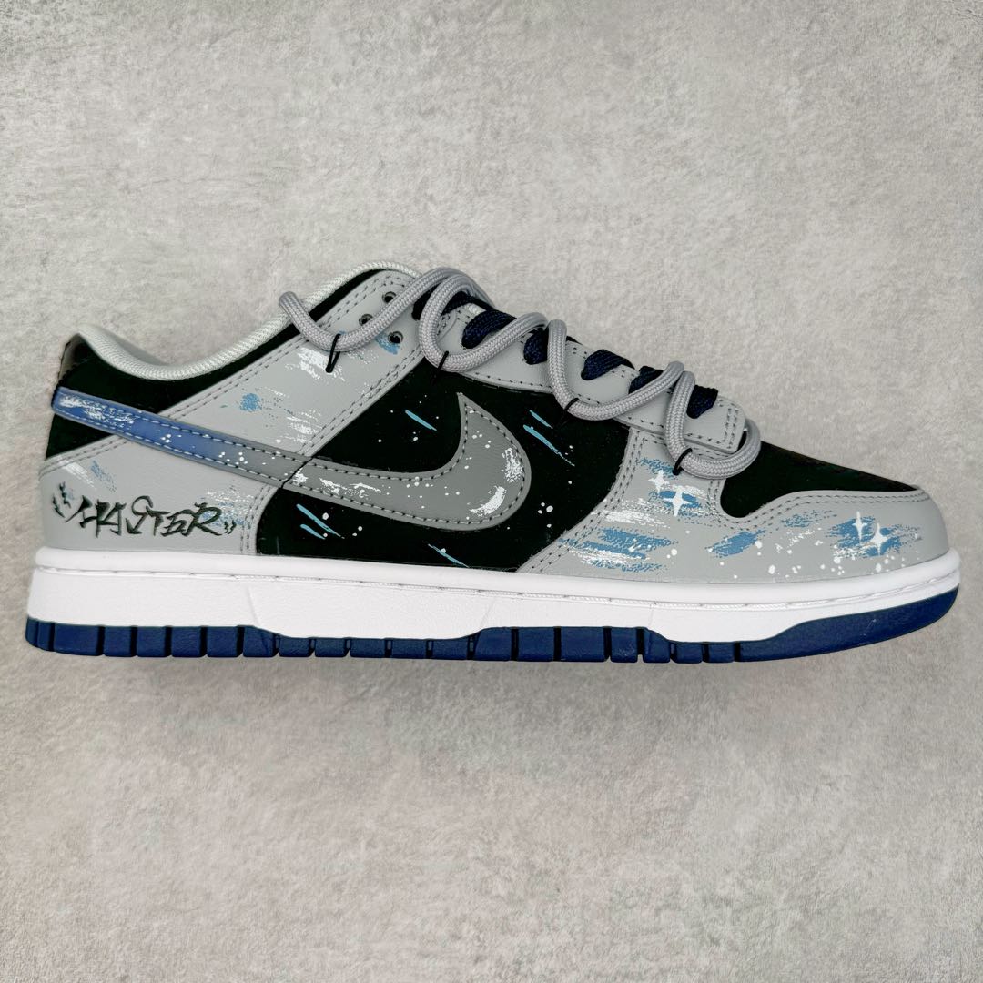 ＃YC纯原 NK Dunk Low 宇宙星辰FQ8826-100 定制系列天花板 无原鞋不开发 全系列得物原鞋一比一校对开发 配色持续更新中 终端对接 优势输出 全套原厂楦头原纸板数据档案倾力打造 原汁原味莞产 极致还原 圈内最强针车工艺 高端零售指定版 广东原厂配套原盒原标 鞋盒分三个尺码段 原厂冲刀 超高清洁度 全鞋零毛边皮料切割 采用原厂百宏鞋带以及原厂百宏织唛舌标 内标可供原厂几率过验 进口原装条纹中底布 四线拉帮白色点胶 原厂拉帮手法遵循公司 原厂电绣 极致还原 尺码：36 36.5 37.5 38 38.5 39 40 40.5 41 42 42.5 43 44-选品中心
