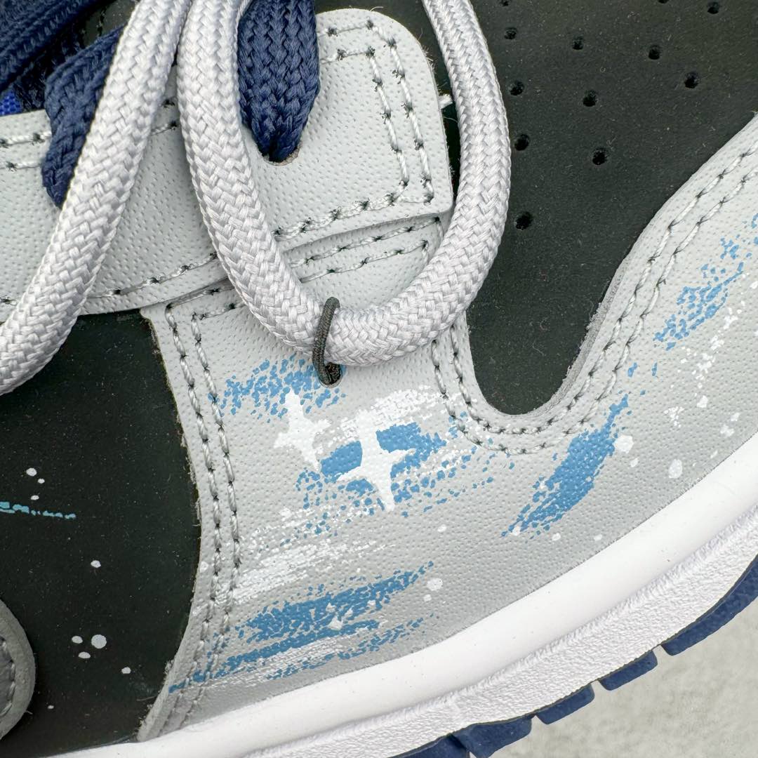 图片[15]-＃YC纯原 NK Dunk Low 宇宙星辰FQ8826-100 定制系列天花板 无原鞋不开发 全系列得物原鞋一比一校对开发 配色持续更新中 终端对接 优势输出 全套原厂楦头原纸板数据档案倾力打造 原汁原味莞产 极致还原 圈内最强针车工艺 高端零售指定版 广东原厂配套原盒原标 鞋盒分三个尺码段 原厂冲刀 超高清洁度 全鞋零毛边皮料切割 采用原厂百宏鞋带以及原厂百宏织唛舌标 内标可供原厂几率过验 进口原装条纹中底布 四线拉帮白色点胶 原厂拉帮手法遵循公司 原厂电绣 极致还原 尺码：36 36.5 37.5 38 38.5 39 40 40.5 41 42 42.5 43 44-选品中心