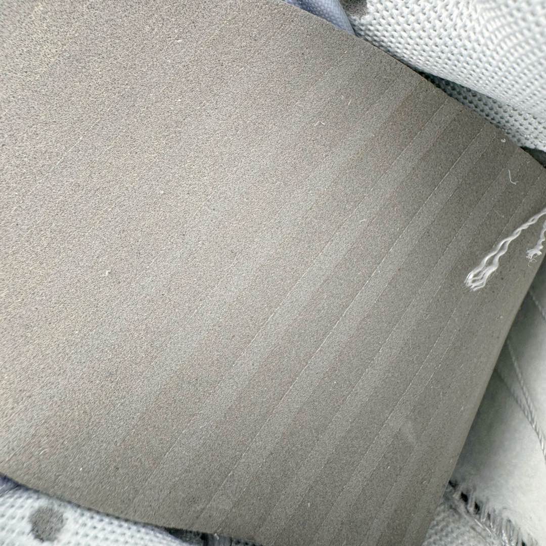 图片[12]-＃YC纯原 NK Dunk Low 宇宙星辰FQ8826-100 定制系列天花板 无原鞋不开发 全系列得物原鞋一比一校对开发 配色持续更新中 终端对接 优势输出 全套原厂楦头原纸板数据档案倾力打造 原汁原味莞产 极致还原 圈内最强针车工艺 高端零售指定版 广东原厂配套原盒原标 鞋盒分三个尺码段 原厂冲刀 超高清洁度 全鞋零毛边皮料切割 采用原厂百宏鞋带以及原厂百宏织唛舌标 内标可供原厂几率过验 进口原装条纹中底布 四线拉帮白色点胶 原厂拉帮手法遵循公司 原厂电绣 极致还原 尺码：36 36.5 37.5 38 38.5 39 40 40.5 41 42 42.5 43 44-选品中心