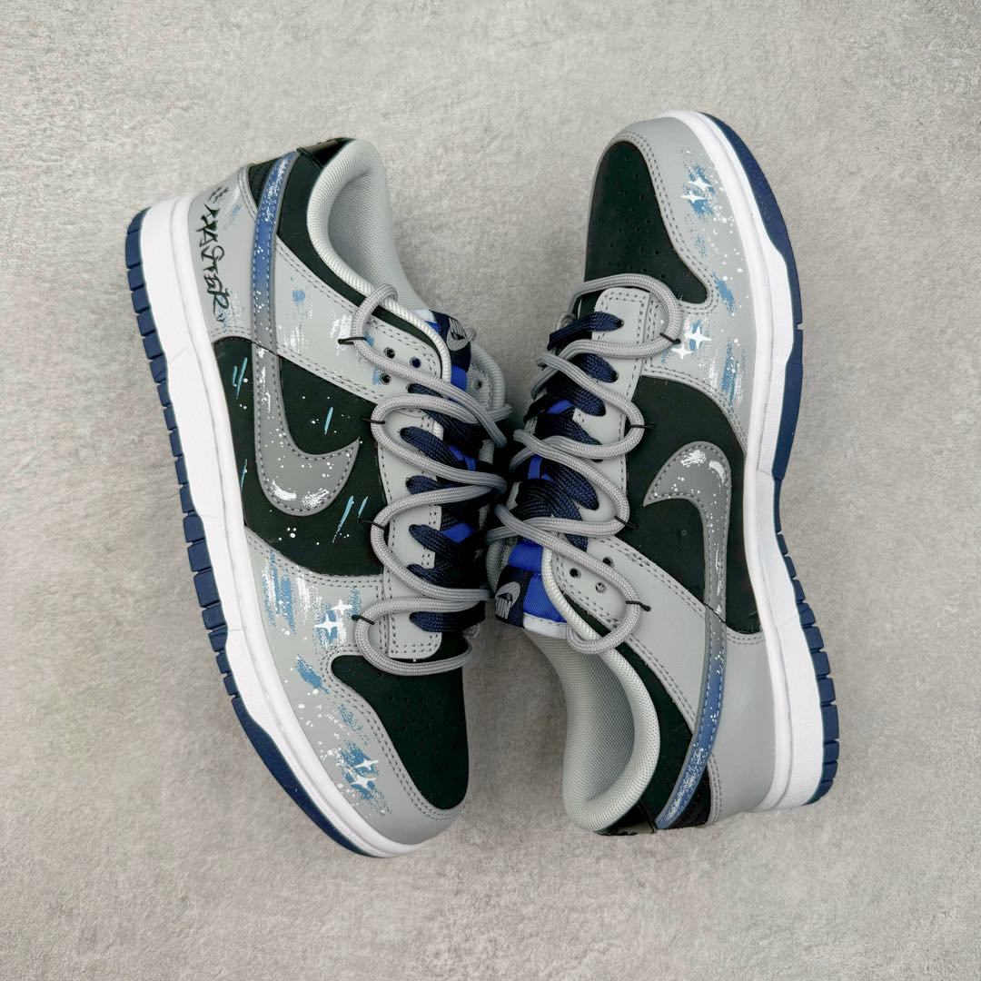 图片[3]-＃YC纯原 NK Dunk Low 宇宙星辰FQ8826-100 定制系列天花板 无原鞋不开发 全系列得物原鞋一比一校对开发 配色持续更新中 终端对接 优势输出 全套原厂楦头原纸板数据档案倾力打造 原汁原味莞产 极致还原 圈内最强针车工艺 高端零售指定版 广东原厂配套原盒原标 鞋盒分三个尺码段 原厂冲刀 超高清洁度 全鞋零毛边皮料切割 采用原厂百宏鞋带以及原厂百宏织唛舌标 内标可供原厂几率过验 进口原装条纹中底布 四线拉帮白色点胶 原厂拉帮手法遵循公司 原厂电绣 极致还原 尺码：36 36.5 37.5 38 38.5 39 40 40.5 41 42 42.5 43 44-选品中心