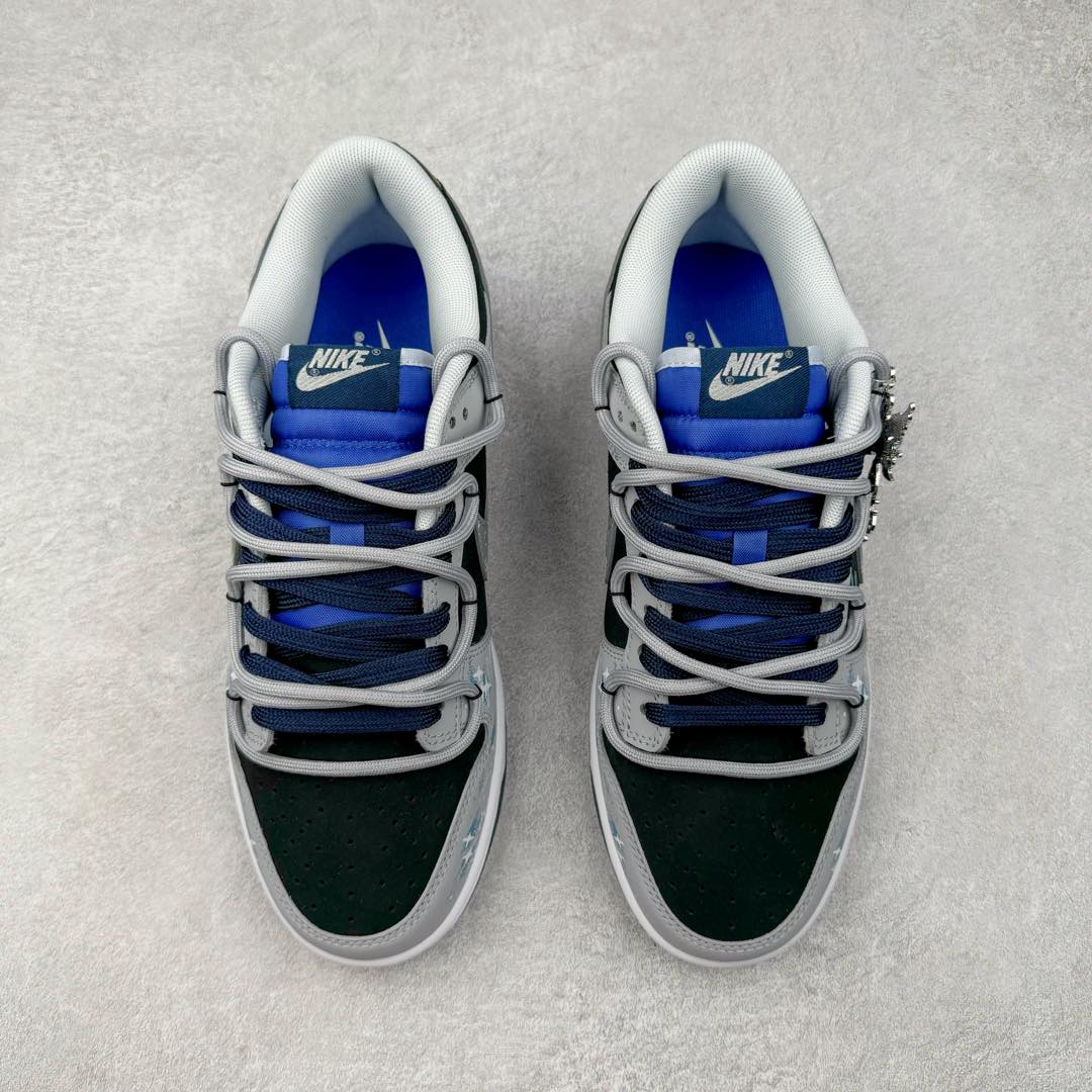 图片[2]-＃YC纯原 NK Dunk Low 宇宙星辰FQ8826-100 定制系列天花板 无原鞋不开发 全系列得物原鞋一比一校对开发 配色持续更新中 终端对接 优势输出 全套原厂楦头原纸板数据档案倾力打造 原汁原味莞产 极致还原 圈内最强针车工艺 高端零售指定版 广东原厂配套原盒原标 鞋盒分三个尺码段 原厂冲刀 超高清洁度 全鞋零毛边皮料切割 采用原厂百宏鞋带以及原厂百宏织唛舌标 内标可供原厂几率过验 进口原装条纹中底布 四线拉帮白色点胶 原厂拉帮手法遵循公司 原厂电绣 极致还原 尺码：36 36.5 37.5 38 38.5 39 40 40.5 41 42 42.5 43 44-选品中心