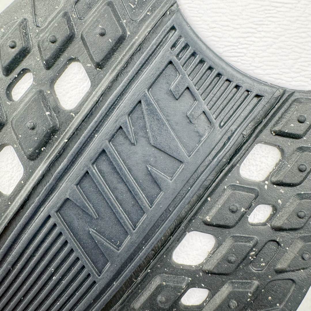 图片[18]-＃TG纯原 NK Zoom Pegasus Plus 超级飞马涡轮增压马拉松慢跑鞋 FQ7262-002 在设计上延续了原版鞋款的经典风格，向 Pegasus Turbo 致敬。鞋面采用 Flyknit 材质，巧妙地在不同区域实现紧密与松散的编织结合。标志性的尼龙中部条纹与原版 Turbo 设计呼应。原有的 Flywire 被内部毡织带替代。鞋领的衬垫和鞋跟支撑则为鞋面增添了完善的细节。 与以往的 Turbo 型号采用双层泡沫不同，Pegasus Plus 使用了一体式 ZoomX 中底。鞋跟厚度为 35 毫米，前掌为 25 毫米，形成 10 毫米的落差，外底覆盖了大量橡胶，而 ZoomX 外露的部分也十分显眼。尺码：36 36.5 37.5 38 38.5 39 40 40.5 41 42 42.5 43 44 44.5 45-选品中心