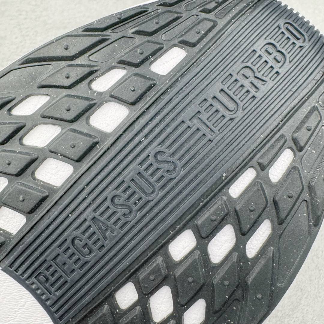 图片[20]-＃TG纯原 NK Zoom Pegasus Plus 超级飞马涡轮增压马拉松慢跑鞋 FQ7262-002 在设计上延续了原版鞋款的经典风格，向 Pegasus Turbo 致敬。鞋面采用 Flyknit 材质，巧妙地在不同区域实现紧密与松散的编织结合。标志性的尼龙中部条纹与原版 Turbo 设计呼应。原有的 Flywire 被内部毡织带替代。鞋领的衬垫和鞋跟支撑则为鞋面增添了完善的细节。 与以往的 Turbo 型号采用双层泡沫不同，Pegasus Plus 使用了一体式 ZoomX 中底。鞋跟厚度为 35 毫米，前掌为 25 毫米，形成 10 毫米的落差，外底覆盖了大量橡胶，而 ZoomX 外露的部分也十分显眼。尺码：36 36.5 37.5 38 38.5 39 40 40.5 41 42 42.5 43 44 44.5 45-选品中心