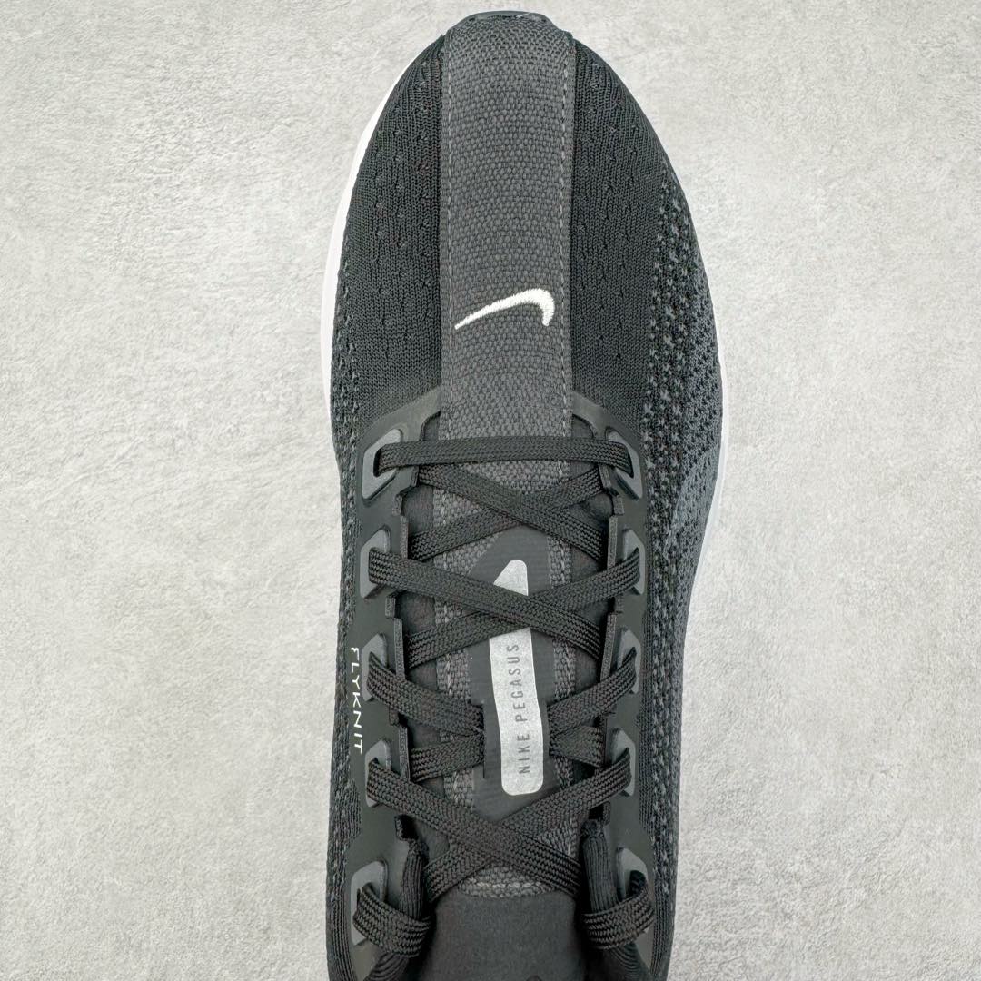 图片[4]-＃TG纯原 NK Zoom Pegasus Plus 超级飞马涡轮增压马拉松慢跑鞋 FQ7262-002 在设计上延续了原版鞋款的经典风格，向 Pegasus Turbo 致敬。鞋面采用 Flyknit 材质，巧妙地在不同区域实现紧密与松散的编织结合。标志性的尼龙中部条纹与原版 Turbo 设计呼应。原有的 Flywire 被内部毡织带替代。鞋领的衬垫和鞋跟支撑则为鞋面增添了完善的细节。 与以往的 Turbo 型号采用双层泡沫不同，Pegasus Plus 使用了一体式 ZoomX 中底。鞋跟厚度为 35 毫米，前掌为 25 毫米，形成 10 毫米的落差，外底覆盖了大量橡胶，而 ZoomX 外露的部分也十分显眼。尺码：36 36.5 37.5 38 38.5 39 40 40.5 41 42 42.5 43 44 44.5 45-选品中心