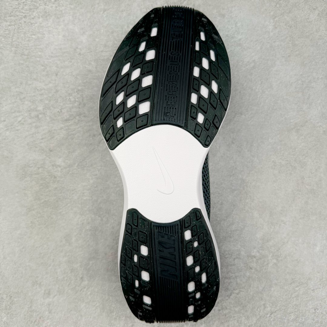 图片[9]-＃TG纯原 NK Zoom Pegasus Plus 超级飞马涡轮增压马拉松慢跑鞋 FQ7262-002 在设计上延续了原版鞋款的经典风格，向 Pegasus Turbo 致敬。鞋面采用 Flyknit 材质，巧妙地在不同区域实现紧密与松散的编织结合。标志性的尼龙中部条纹与原版 Turbo 设计呼应。原有的 Flywire 被内部毡织带替代。鞋领的衬垫和鞋跟支撑则为鞋面增添了完善的细节。 与以往的 Turbo 型号采用双层泡沫不同，Pegasus Plus 使用了一体式 ZoomX 中底。鞋跟厚度为 35 毫米，前掌为 25 毫米，形成 10 毫米的落差，外底覆盖了大量橡胶，而 ZoomX 外露的部分也十分显眼。尺码：36 36.5 37.5 38 38.5 39 40 40.5 41 42 42.5 43 44 44.5 45-选品中心