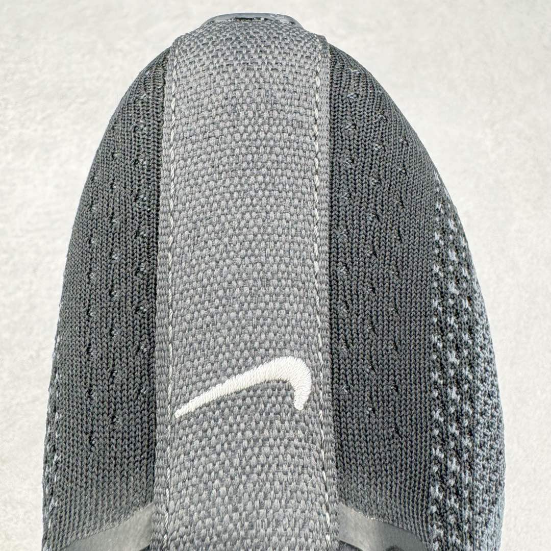 图片[15]-＃TG纯原 NK Zoom Pegasus Plus 超级飞马涡轮增压马拉松慢跑鞋 FQ7262-002 在设计上延续了原版鞋款的经典风格，向 Pegasus Turbo 致敬。鞋面采用 Flyknit 材质，巧妙地在不同区域实现紧密与松散的编织结合。标志性的尼龙中部条纹与原版 Turbo 设计呼应。原有的 Flywire 被内部毡织带替代。鞋领的衬垫和鞋跟支撑则为鞋面增添了完善的细节。 与以往的 Turbo 型号采用双层泡沫不同，Pegasus Plus 使用了一体式 ZoomX 中底。鞋跟厚度为 35 毫米，前掌为 25 毫米，形成 10 毫米的落差，外底覆盖了大量橡胶，而 ZoomX 外露的部分也十分显眼。尺码：36 36.5 37.5 38 38.5 39 40 40.5 41 42 42.5 43 44 44.5 45-选品中心