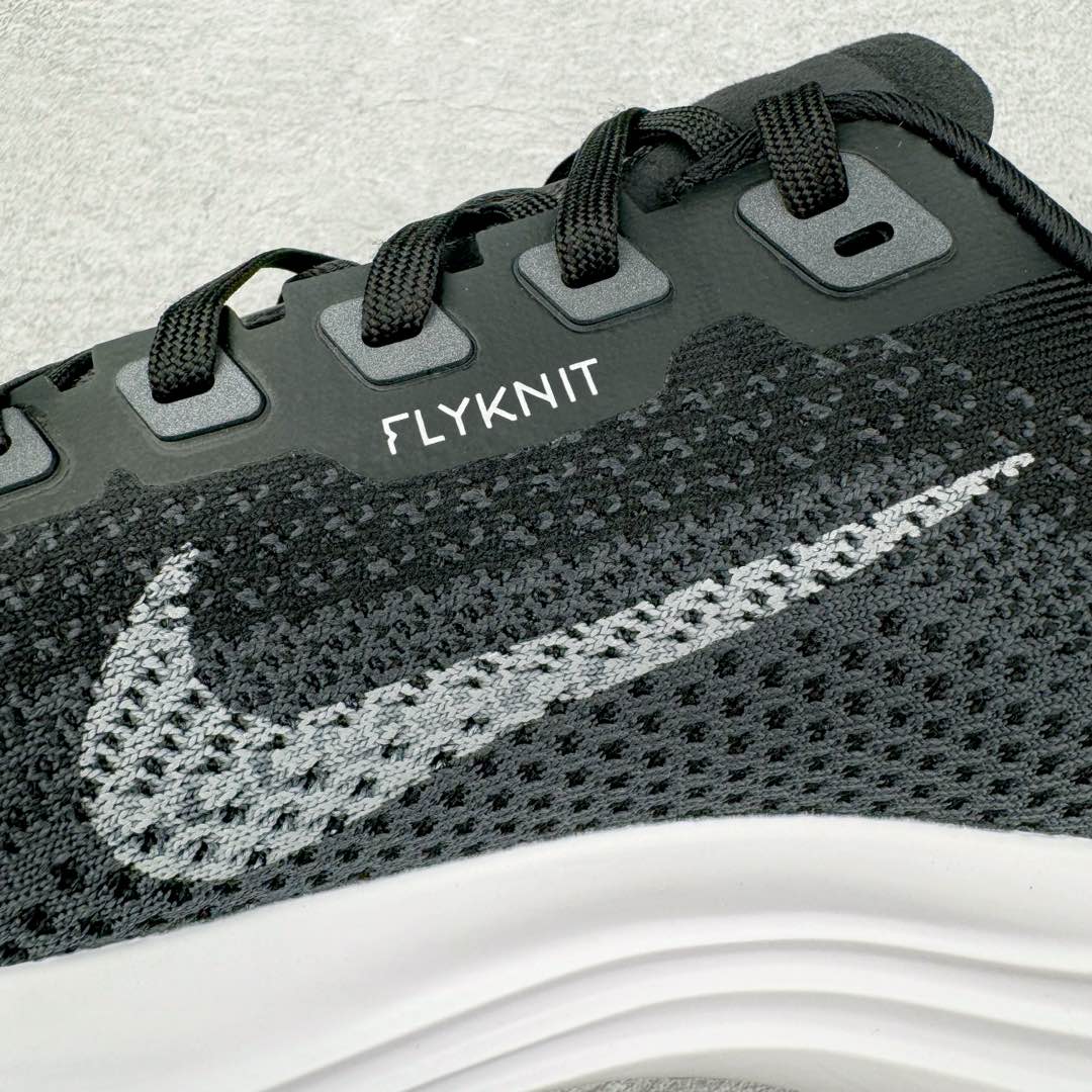 图片[13]-＃TG纯原 NK Zoom Pegasus Plus 超级飞马涡轮增压马拉松慢跑鞋 FQ7262-002 在设计上延续了原版鞋款的经典风格，向 Pegasus Turbo 致敬。鞋面采用 Flyknit 材质，巧妙地在不同区域实现紧密与松散的编织结合。标志性的尼龙中部条纹与原版 Turbo 设计呼应。原有的 Flywire 被内部毡织带替代。鞋领的衬垫和鞋跟支撑则为鞋面增添了完善的细节。 与以往的 Turbo 型号采用双层泡沫不同，Pegasus Plus 使用了一体式 ZoomX 中底。鞋跟厚度为 35 毫米，前掌为 25 毫米，形成 10 毫米的落差，外底覆盖了大量橡胶，而 ZoomX 外露的部分也十分显眼。尺码：36 36.5 37.5 38 38.5 39 40 40.5 41 42 42.5 43 44 44.5 45-选品中心