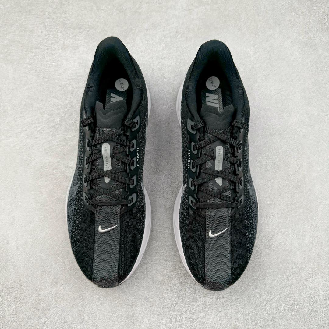 图片[2]-＃TG纯原 NK Zoom Pegasus Plus 超级飞马涡轮增压马拉松慢跑鞋 FQ7262-002 在设计上延续了原版鞋款的经典风格，向 Pegasus Turbo 致敬。鞋面采用 Flyknit 材质，巧妙地在不同区域实现紧密与松散的编织结合。标志性的尼龙中部条纹与原版 Turbo 设计呼应。原有的 Flywire 被内部毡织带替代。鞋领的衬垫和鞋跟支撑则为鞋面增添了完善的细节。 与以往的 Turbo 型号采用双层泡沫不同，Pegasus Plus 使用了一体式 ZoomX 中底。鞋跟厚度为 35 毫米，前掌为 25 毫米，形成 10 毫米的落差，外底覆盖了大量橡胶，而 ZoomX 外露的部分也十分显眼。尺码：36 36.5 37.5 38 38.5 39 40 40.5 41 42 42.5 43 44 44.5 45-选品中心